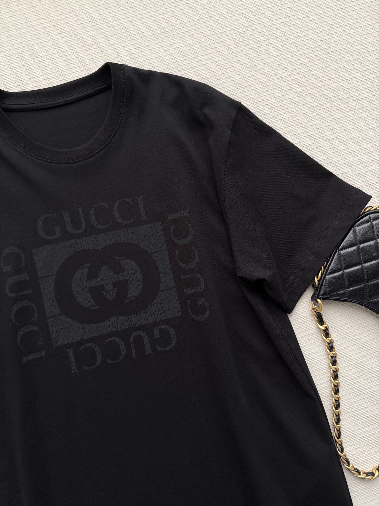 Gucc*🆕黑色短袖T恤，正面经典双G标志+品牌字母，简约又有辨识度！高品质棉料，柔软透气，夏天穿超舒服