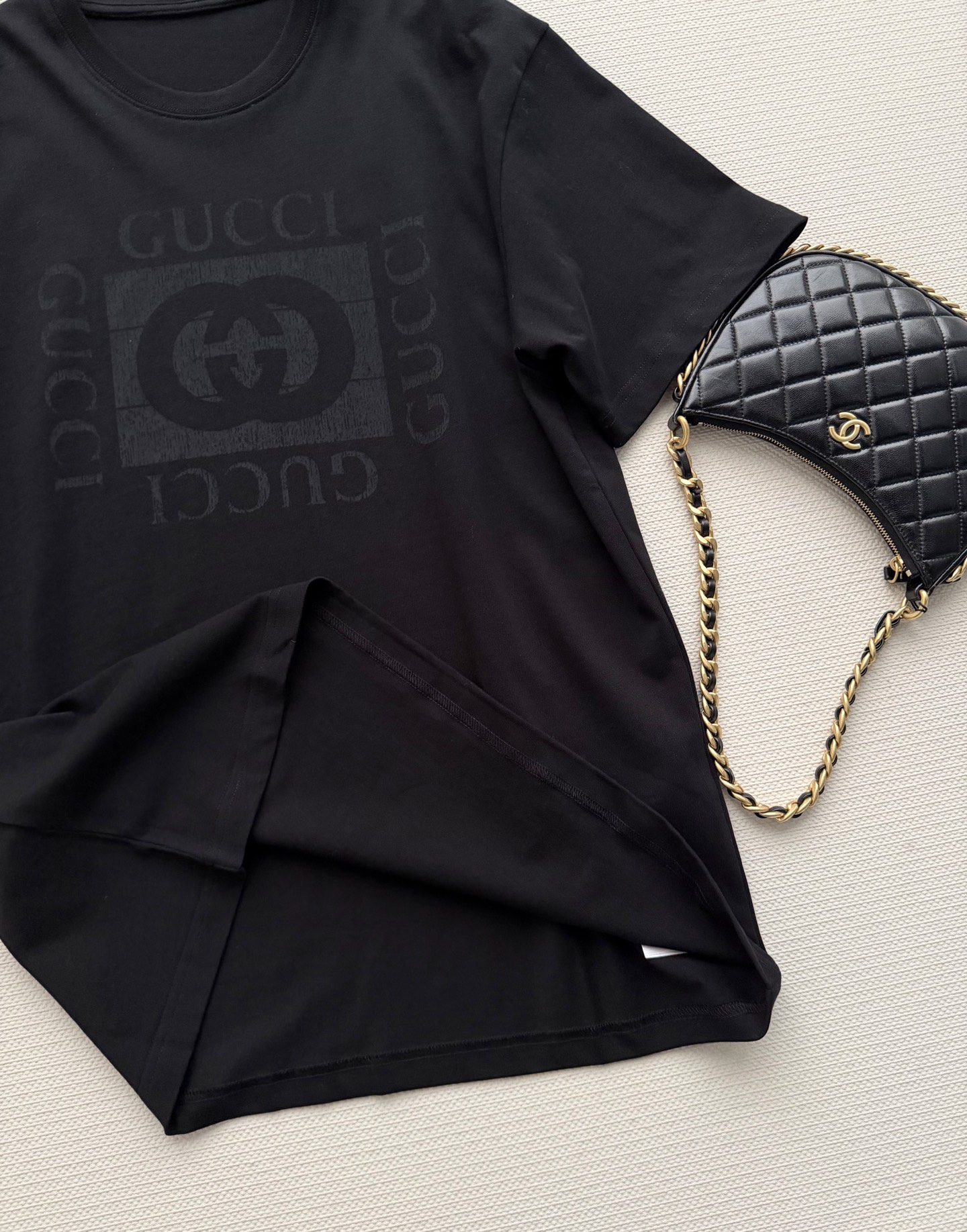 Gucc*🆕黑色短袖T恤，正面经典双G标志+品牌字母，简约又有辨识度！高品质棉料，柔软透气，夏天穿超舒服