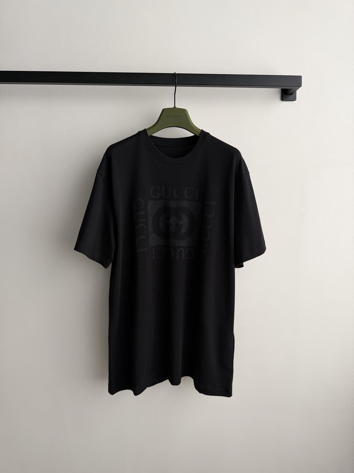 Gucc*🆕黑色短袖T恤，正面经典双G标志+品牌字母，简约又有辨识度！高品质棉料，柔软透气，夏天穿超舒服