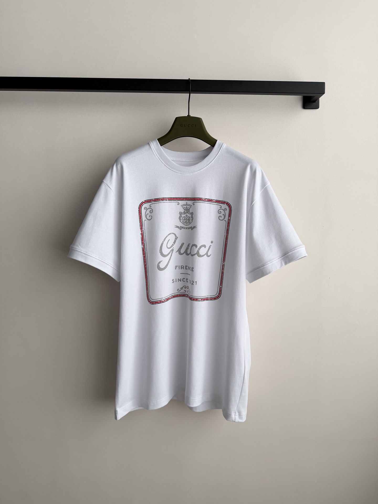 Gucc*🆕典藏标识“Firenze Since 1921”经由不同工艺焕新演绎，作为专属灵感来源，贯穿