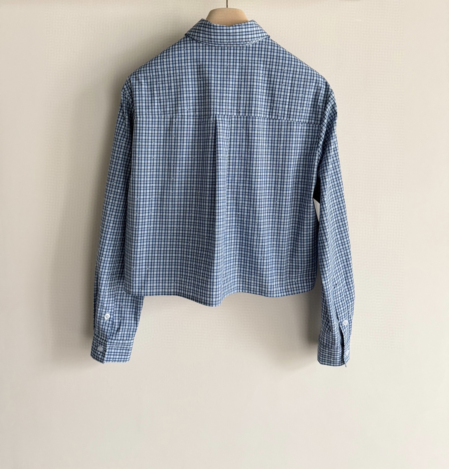MiuMi*💙26SS新款蓝色格纹衬衫，采用全棉面料，柔软亲肤又不易皱，日常穿着超舒适！细密蓝格纹+胸前