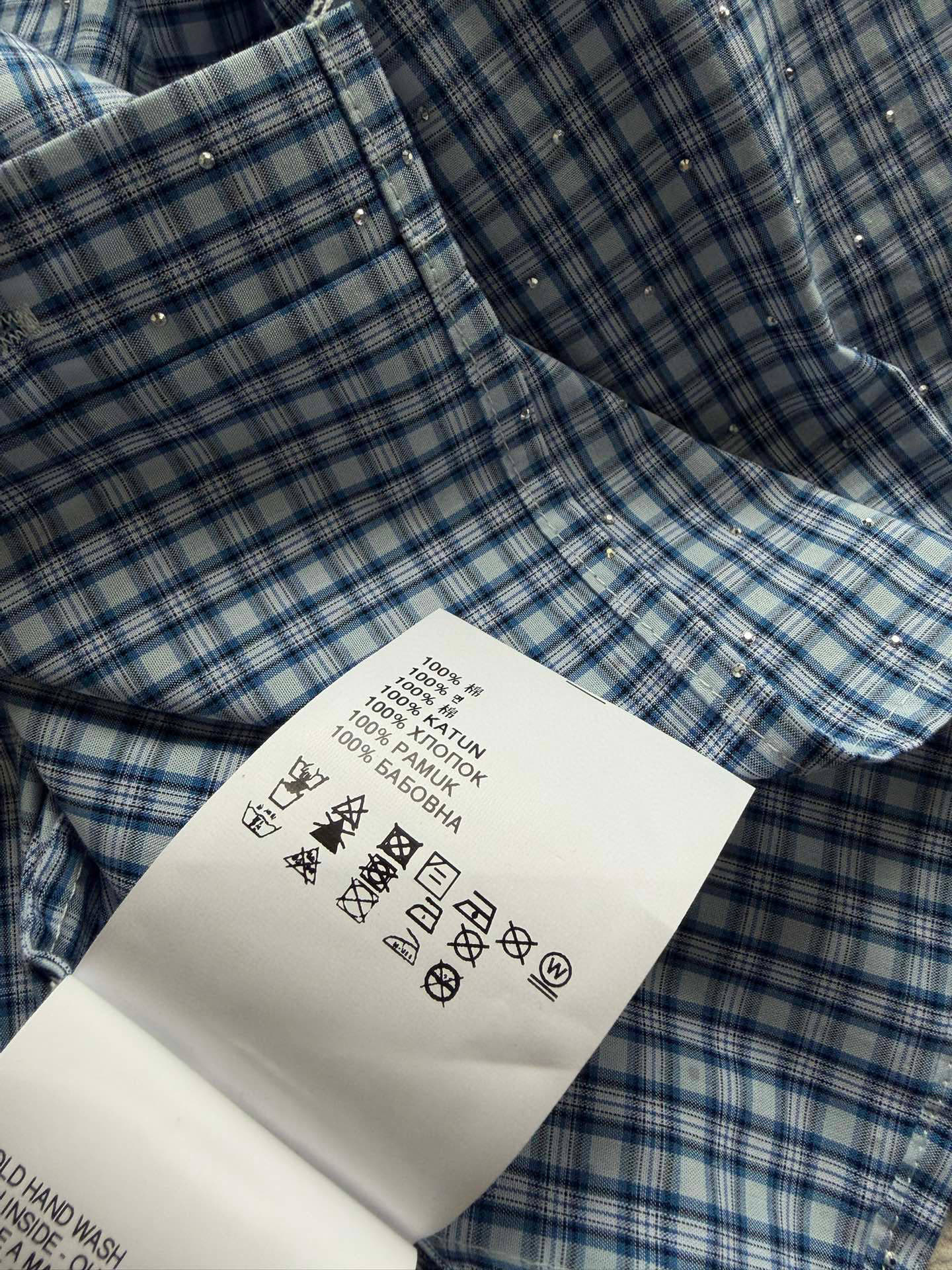 MiuMi*💙26SS新款蓝色格纹衬衫，采用全棉面料，柔软亲肤又不易皱，日常穿着超舒适！细密蓝格纹+胸前