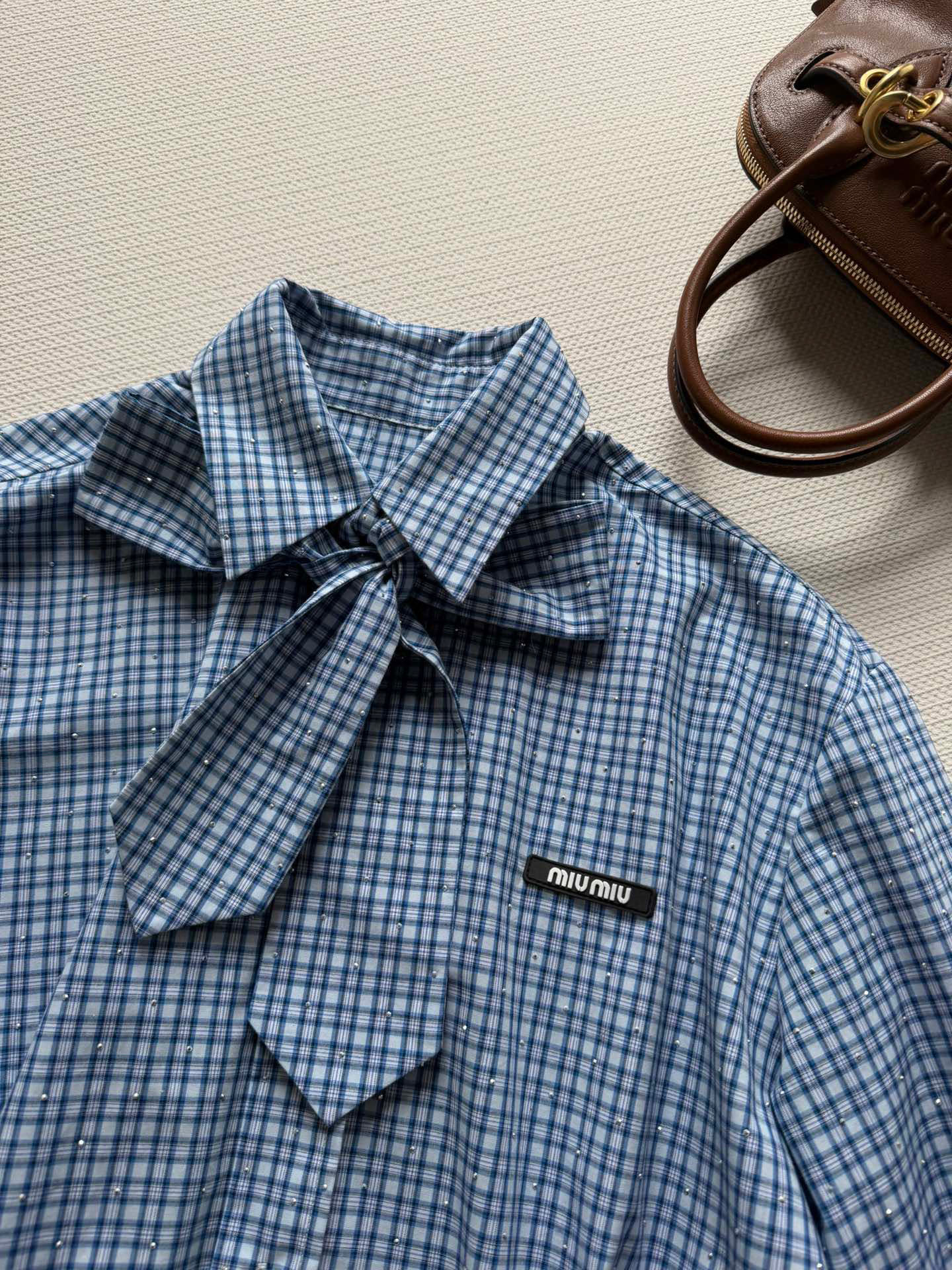 MiuMi*💙26SS新款蓝色格纹衬衫，采用全棉面料，柔软亲肤又不易皱，日常穿着超舒适！细密蓝格纹+胸前