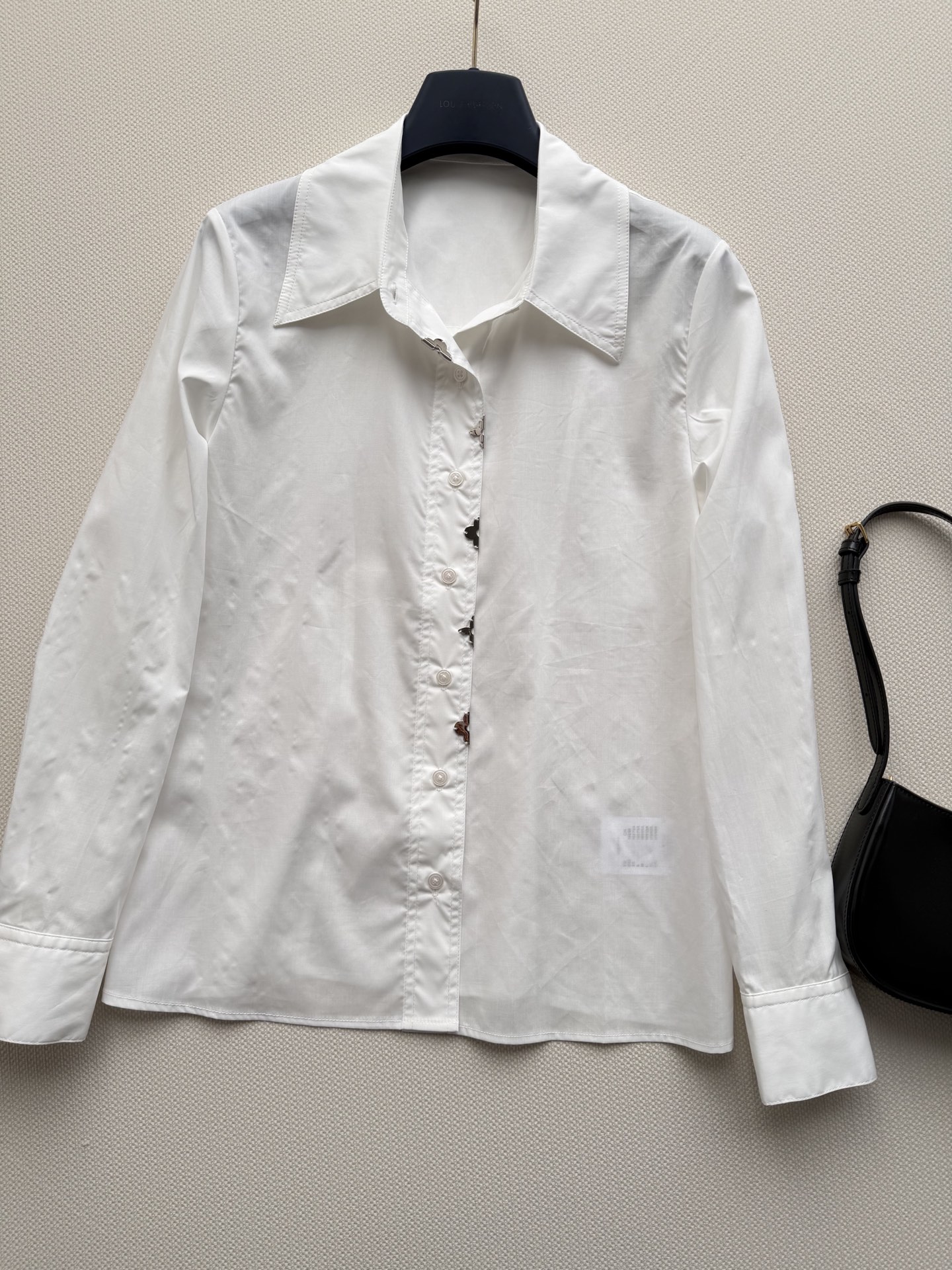 LouisVuitto*🤍26SS新款白色翻领长袖衬衫，采用高品质棉质面料，柔软又挺括，穿着超舒适！收腰