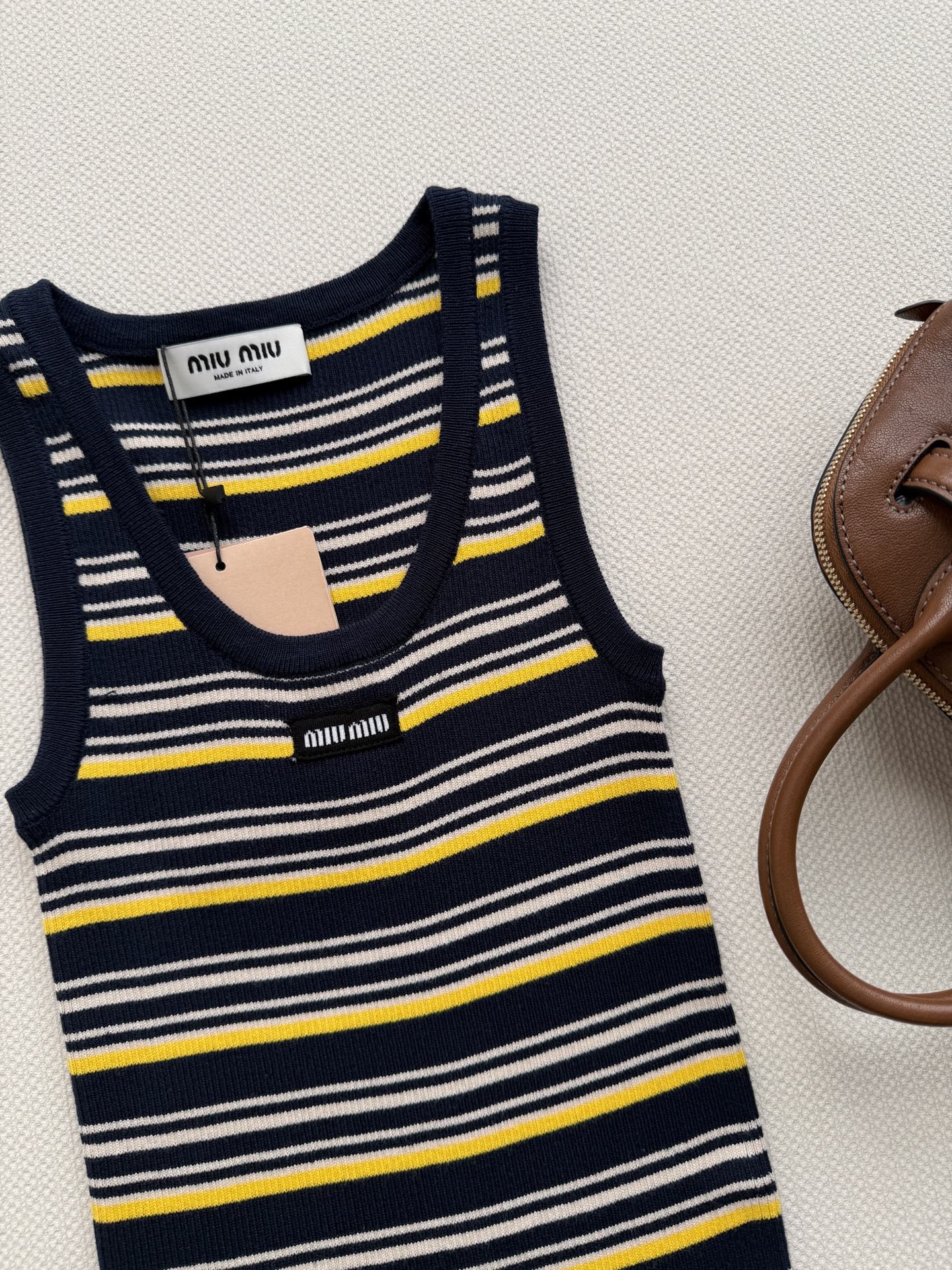 Miumi*🆕💛26ss新款条纹针织背心，柔软亲肤面料，贴身穿着超舒适！深蓝、黄、米色条纹设计，活力满满