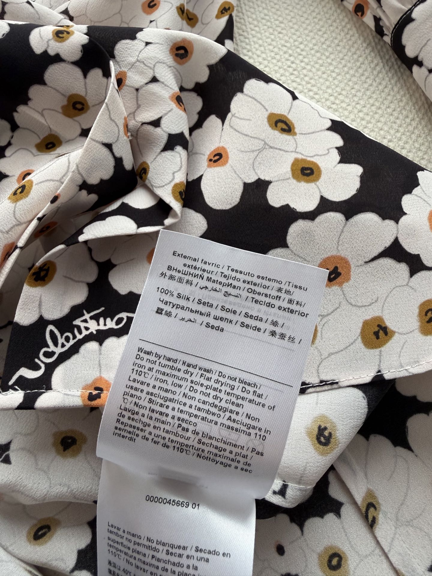 Valentin*🆕🌼26SS新款真丝印花长袖衬衫，黑白小花图案超有辨识度，优雅又时髦！面料轻薄透气，穿