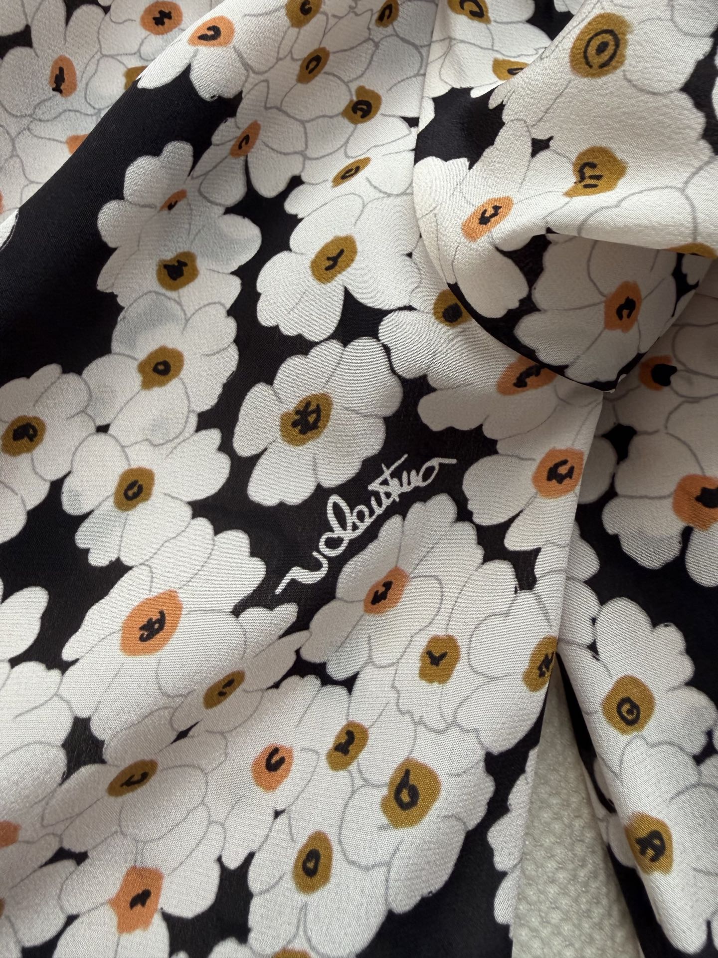 Valentin*🆕🌼26SS新款真丝印花长袖衬衫，黑白小花图案超有辨识度，优雅又时髦！面料轻薄透气，穿