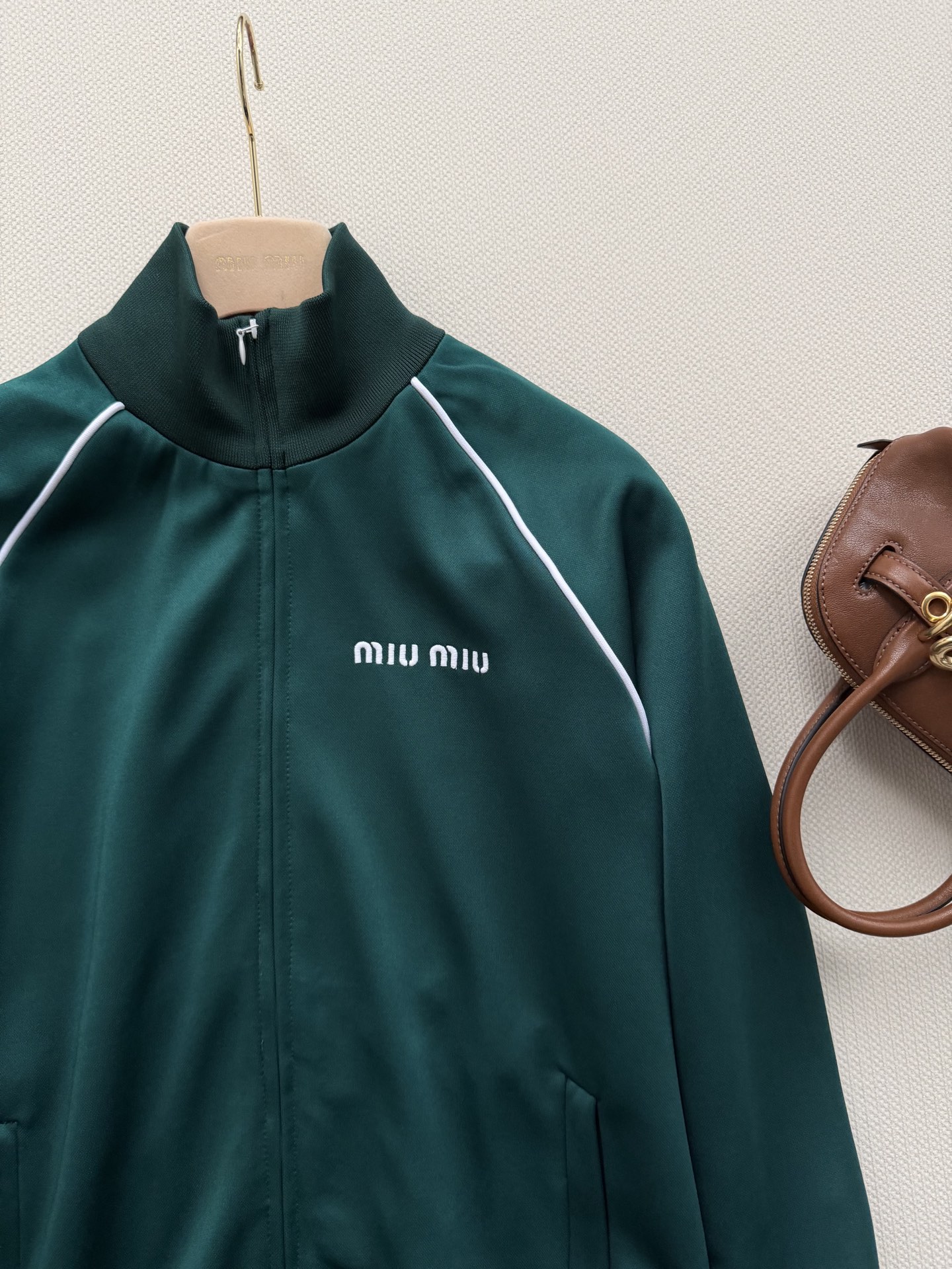 Miu Mi*🆕休闲运动风设计，运动感满满又不失优雅。柔软针织面料，穿着舒适贴身，白条边点缀，视觉层次感