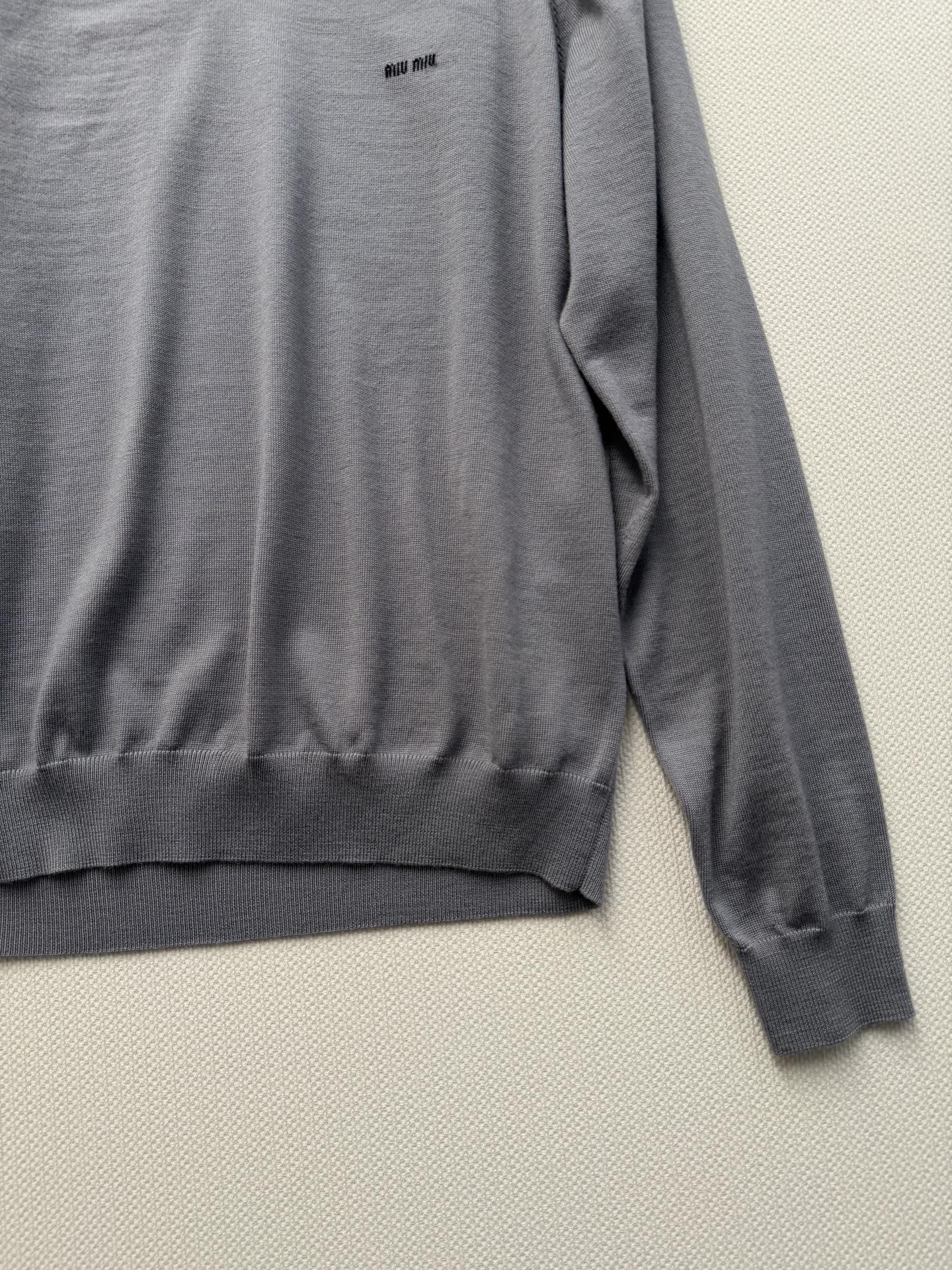 miumi*🆕灰色Polo领针织衫，柔软针织面料，舒适透气，春秋季节超适合！V字Polo领设计，学院风满