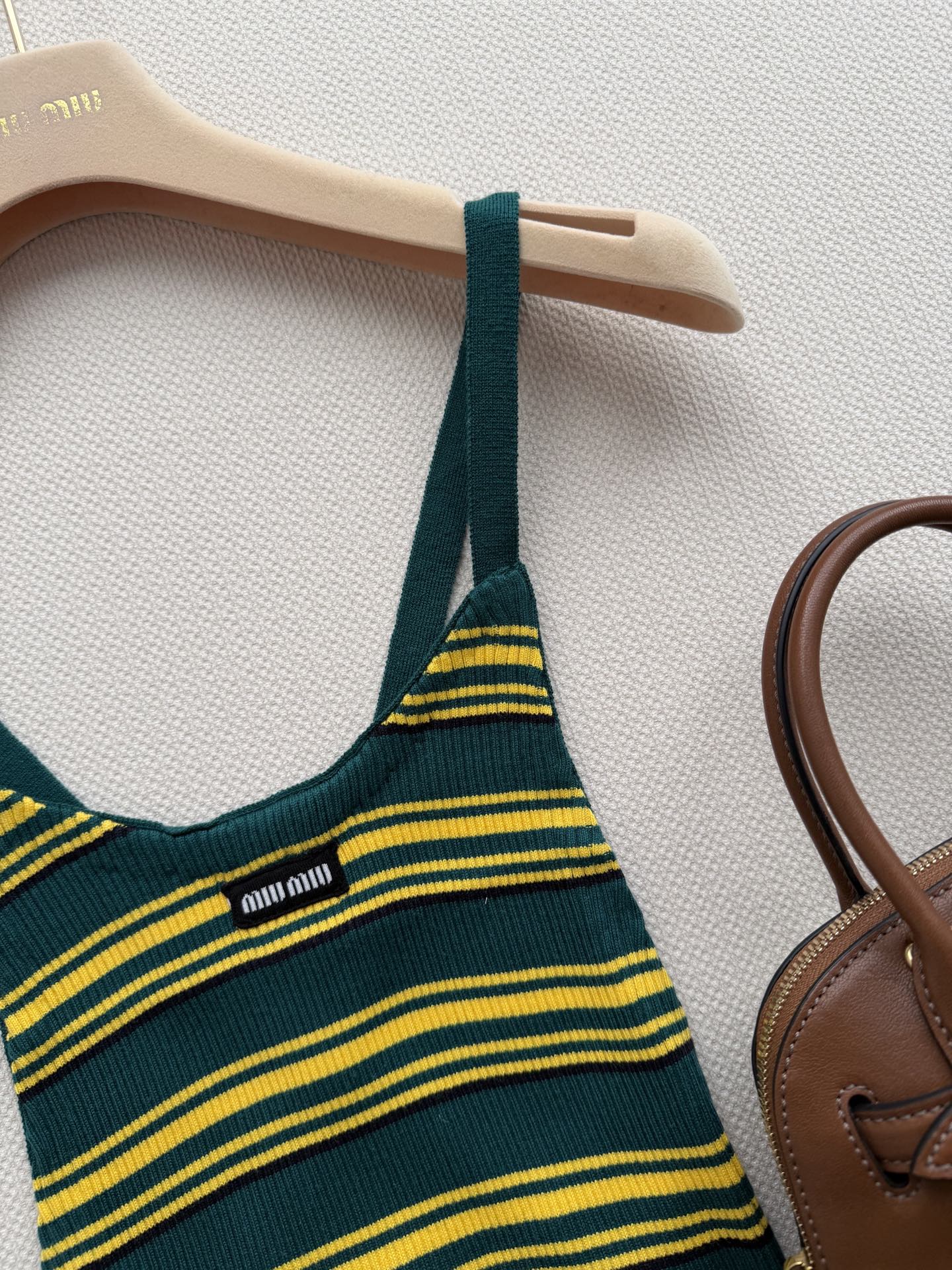 Miumiu🆕💚26ss春夏新款条纹针织背心，墨绿、黄、白三色条纹，复古美式校园风满满！针织面料弹性好，