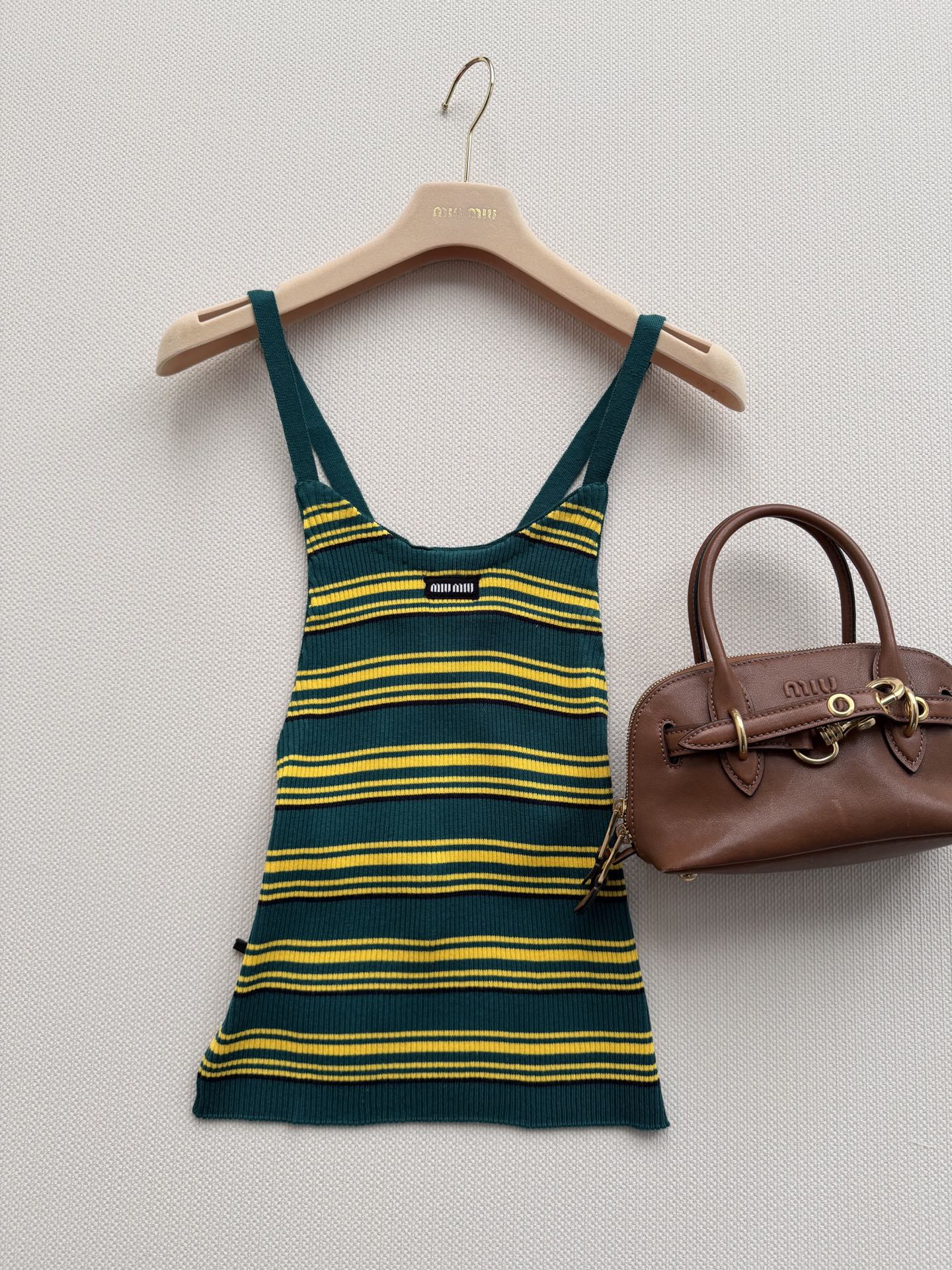 Miumiu🆕💚26ss春夏新款条纹针织背心，墨绿、黄、白三色条纹，复古美式校园风满满！针织面料弹性好，