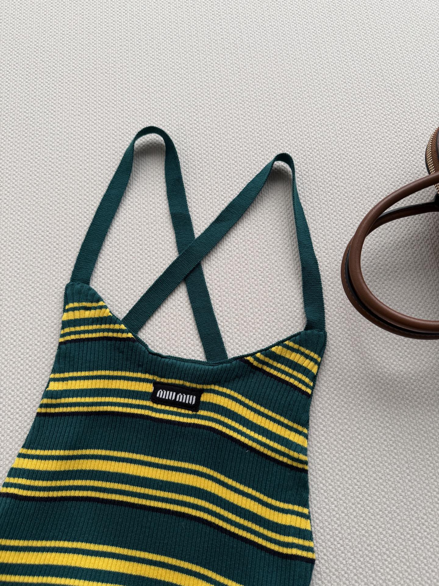 Miumiu🆕💚26ss春夏新款条纹针织背心，墨绿、黄、白三色条纹，复古美式校园风满满！针织面料弹性好，
