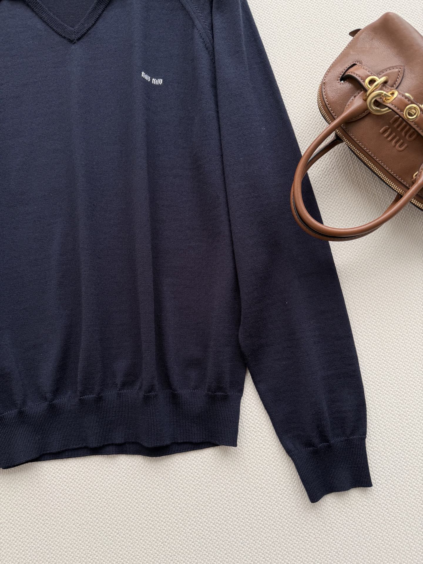 miumi*🆕Polo领针织衫，柔软针织面料，舒适透气，春秋季节超适合！V字Polo领设计，学院风满满，