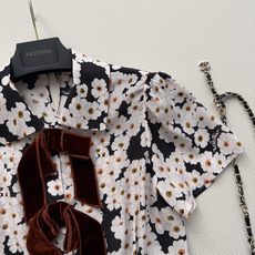 Valentin*🆕🌼26SS这款连衣裙👗黑白雏菊印花为亮点,轻薄透气面料,春夏穿超舒服!高腰松紧+抽绳 Valentin*🆕🌼26SS这款连衣裙👗黑白雏菊印花为亮点,轻薄透气面料,春夏穿超舒服!高腰松紧+抽绳