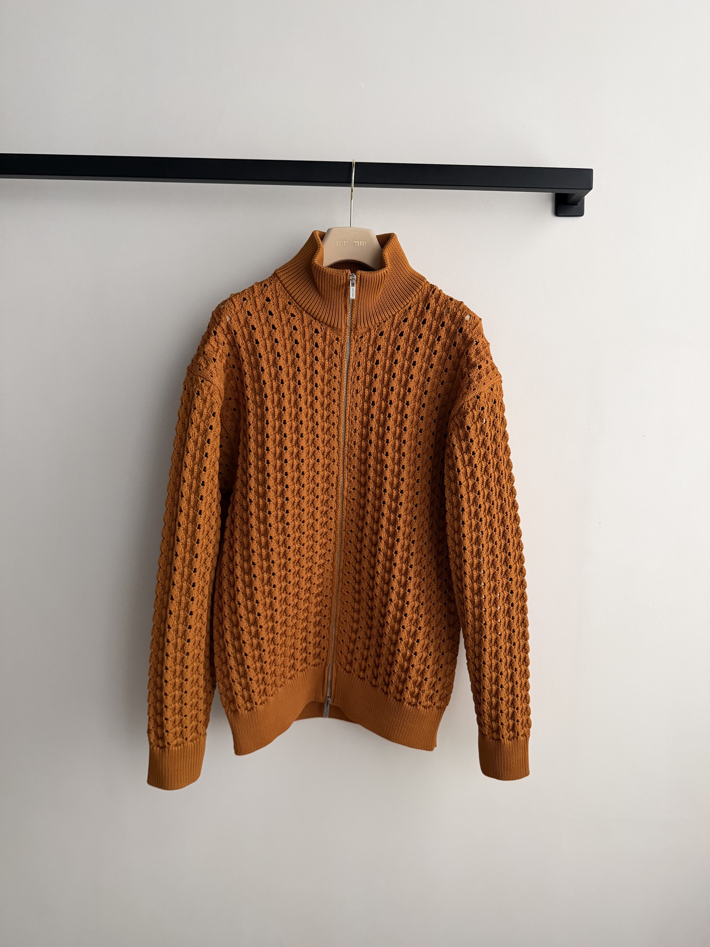 𝐌𝐢𝐮𝐌𝐢*🆕26new🪄镂空几何纹理双拉链针织外套🧡🧡🍊宽松阔版版型上身百搭不挑人，单穿叠搭都超赞！自