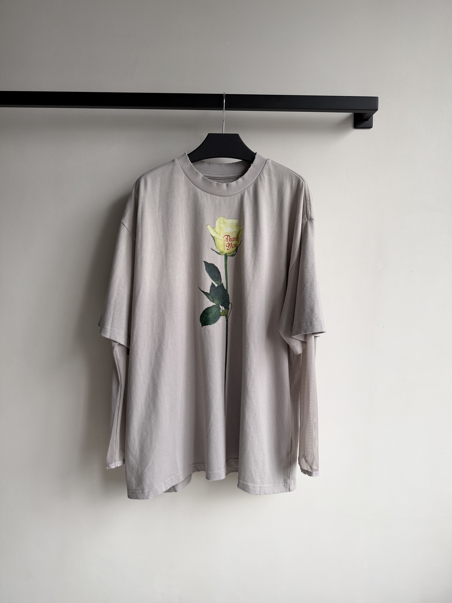 𝗔𝗰𝗻𝗲 𝗦𝘁𝘂𝗱𝗶𝗼*🆕26new🪄黄玫瑰印花假两件宽松长袖💛💛胸前采用高清数码直喷玫瑰印花，图案色彩