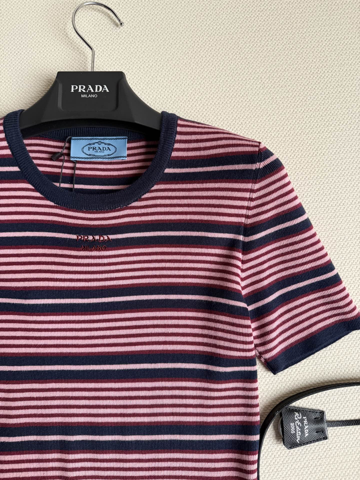 Prad*🆕26ss春夏新款条纹针织短袖，条纹撞色设计，复古又活力满满！针织面料柔软透气，春夏穿超舒服🌿