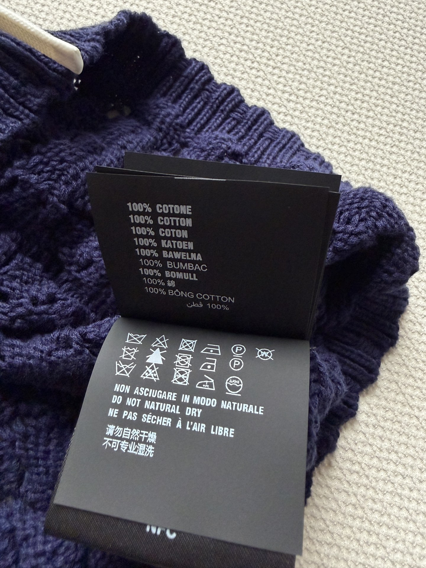 Miu Mi*🆕深蓝镂空针织半裙深蓝色调沉稳又高级，镂空针织工艺让整件衣服透气又轻盈，夏天穿完全不闷热～