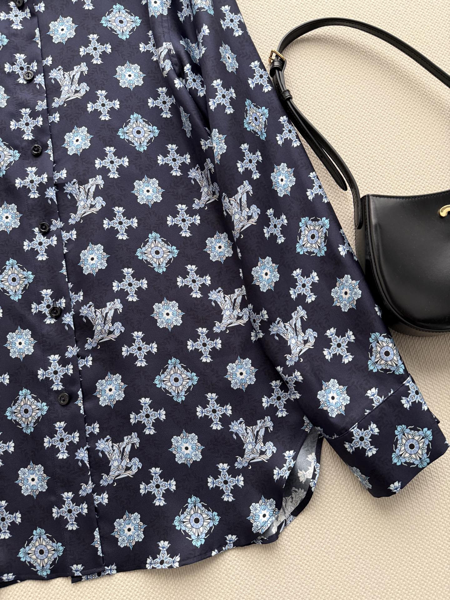 LouisVuitto*🆕真丝复古印花衬衣采用深色底布+浅蓝花纹，简约又有细节感。轻薄透气面料，春夏穿超