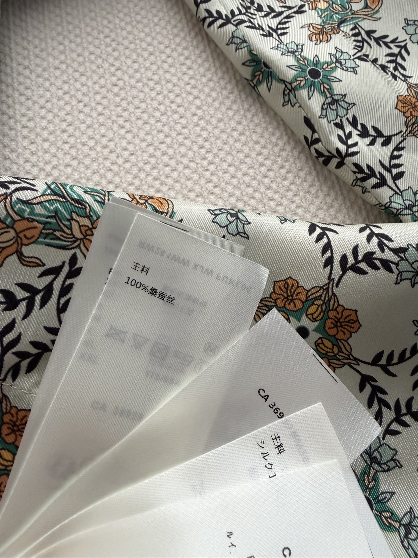 LouisVuitto*🆕真丝复古印花衬衣采用深色底布+浅蓝花纹，简约又有细节感。轻薄透气面料，春夏穿超