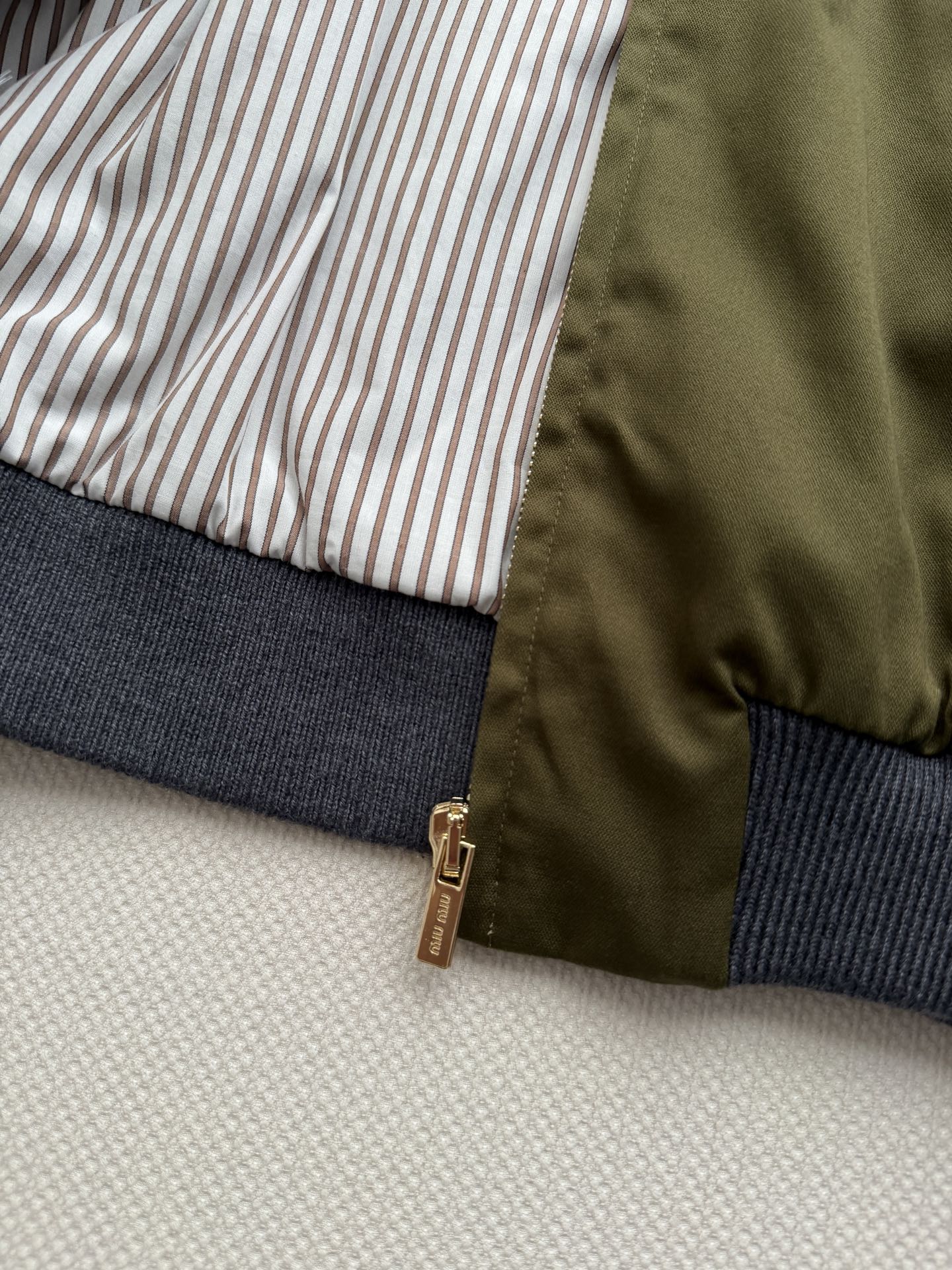 Miu Mi* 26Ss早春新款 复古学院风橄榄绿套装丨⚠独家yb开发！顶级高版出品！这套橄榄绿夹克半裙