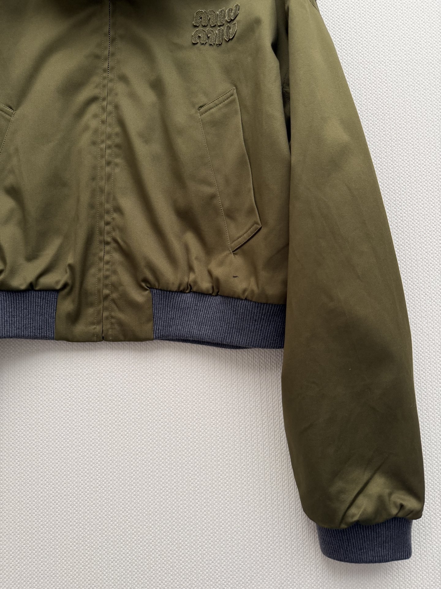 Miu Mi* 26Ss早春新款 复古学院风橄榄绿套装丨⚠独家yb开发！顶级高版出品！这套橄榄绿夹克半裙
