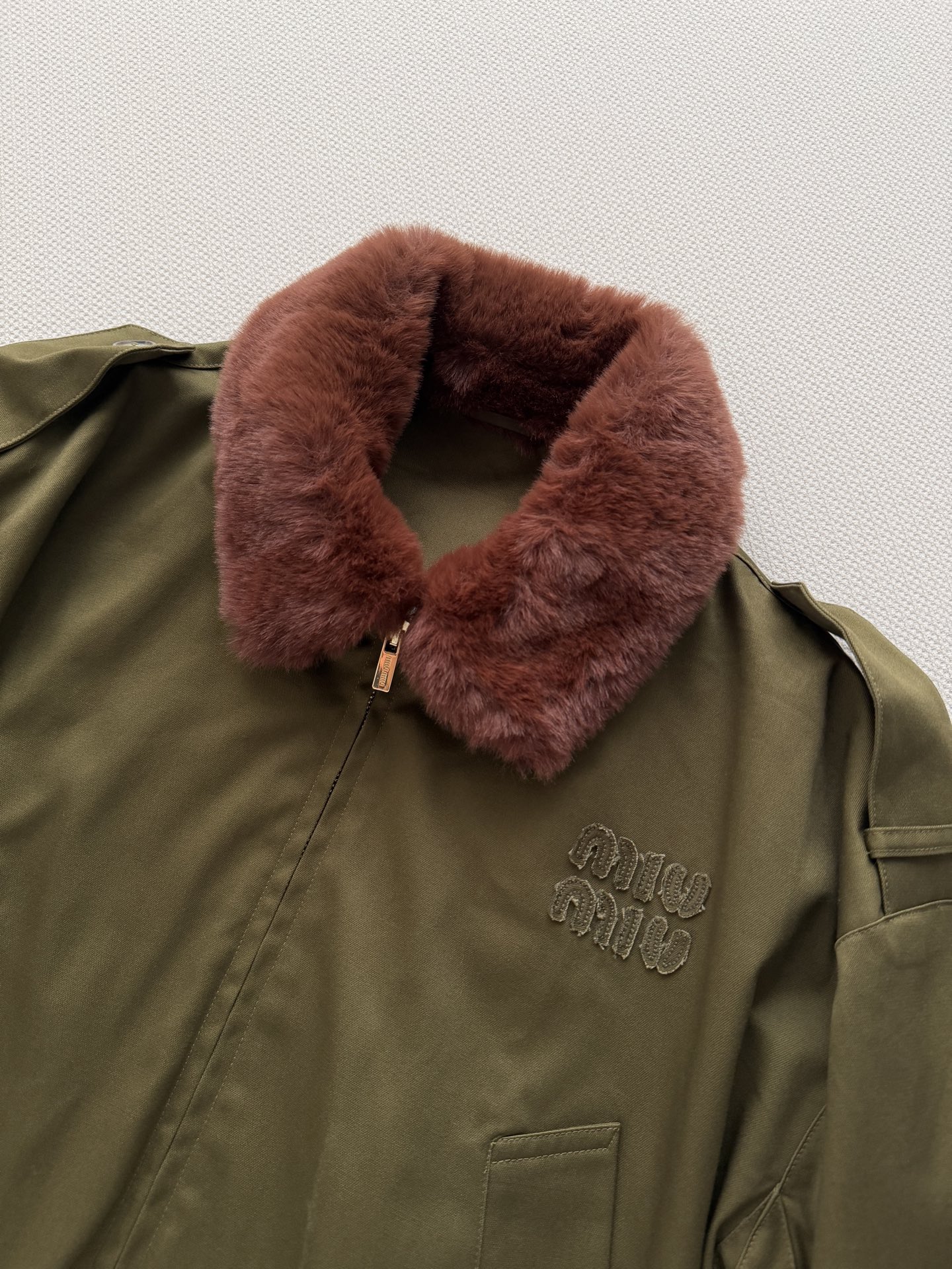 Miu Mi* 26Ss早春新款 复古学院风橄榄绿套装丨⚠独家yb开发！顶级高版出品！这套橄榄绿夹克半裙