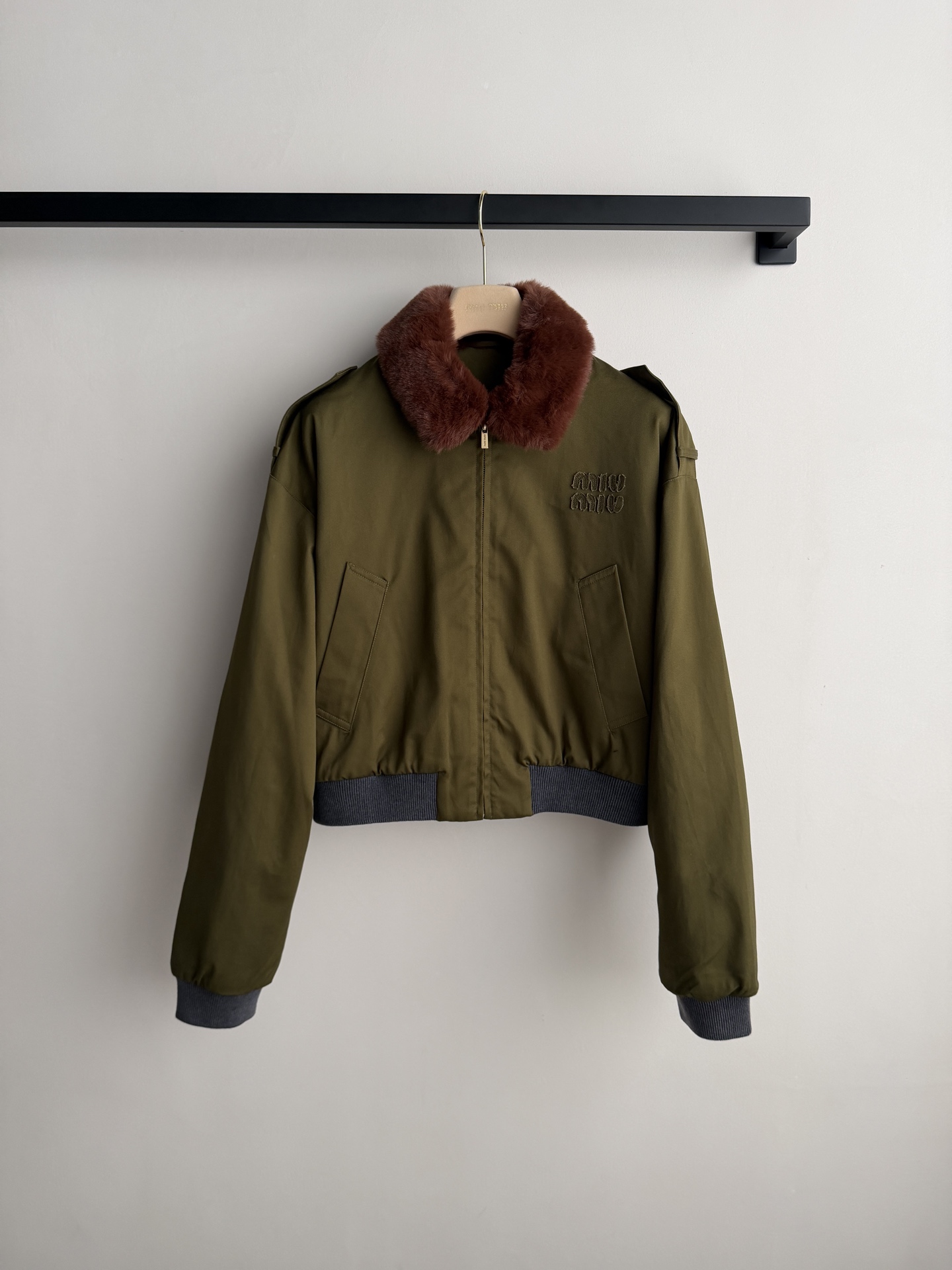 Miu Mi* 26Ss早春新款 复古学院风橄榄绿套装丨⚠独家yb开发！顶级高版出品！这套橄榄绿夹克半裙