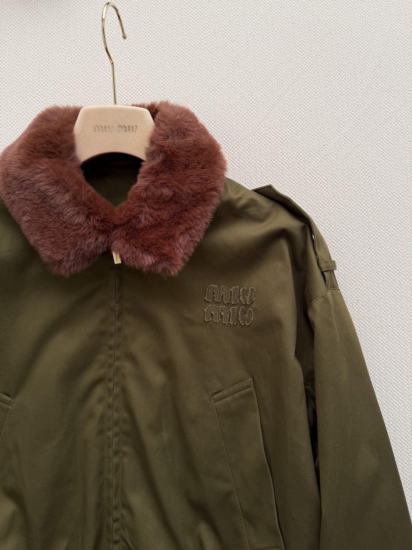 Miu Mi* 26Ss早春新款 复古学院风橄榄绿套装丨⚠独家yb开发！顶级高版出品！这套橄榄绿夹克半裙