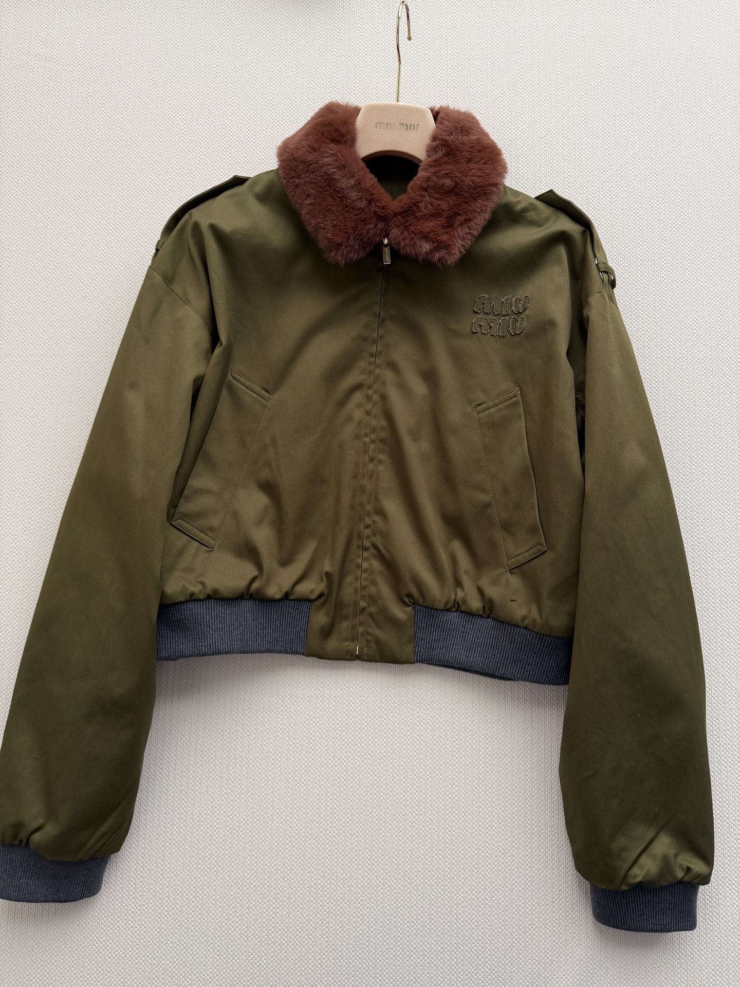 Miu Mi* 26Ss早春新款 复古学院风橄榄绿套装丨⚠独家yb开发！顶级高版出品！这套橄榄绿夹克半裙