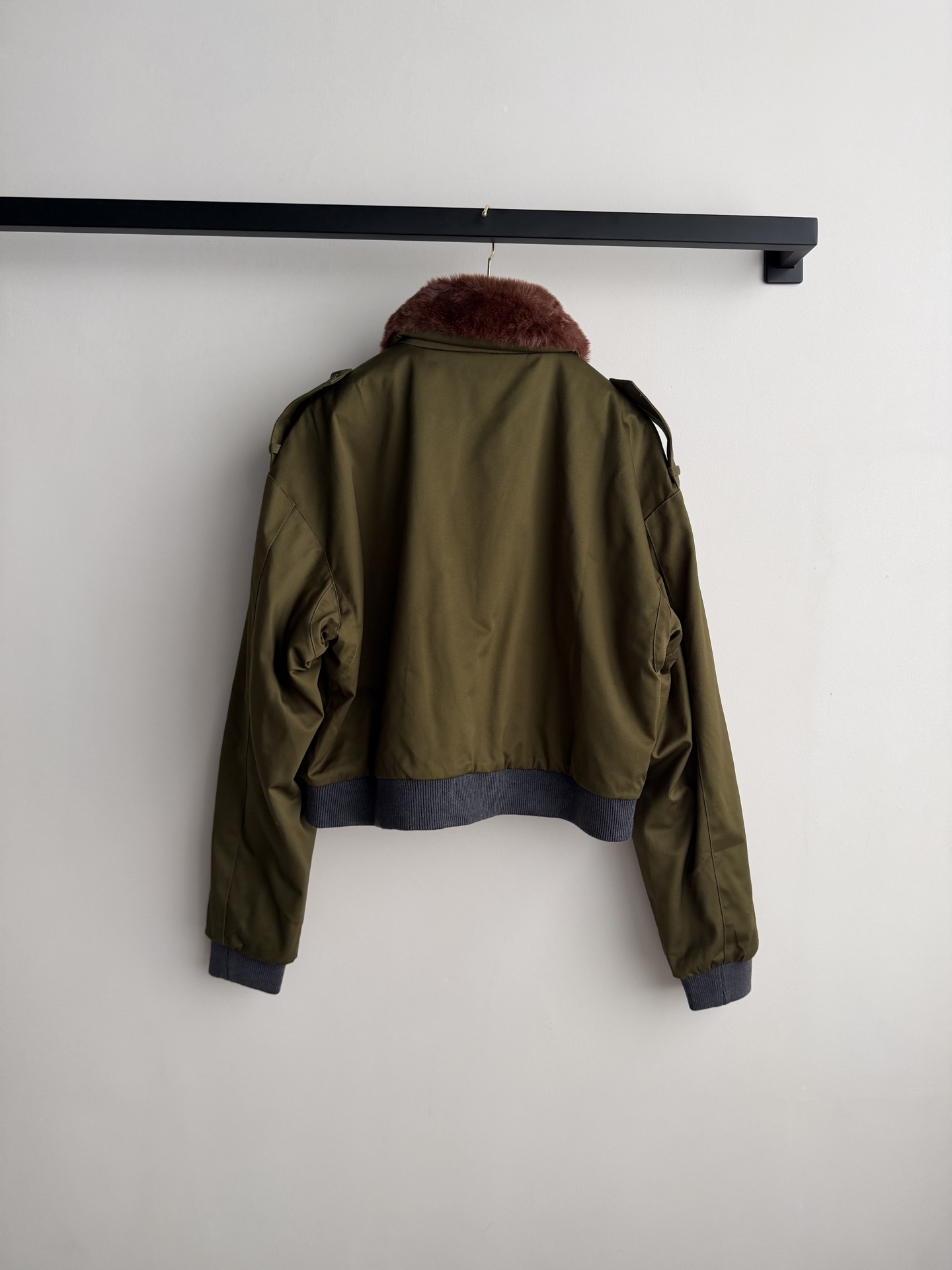 Miu Mi* 26Ss早春新款 复古学院风橄榄绿套装丨⚠独家yb开发！顶级高版出品！这套橄榄绿夹克半裙