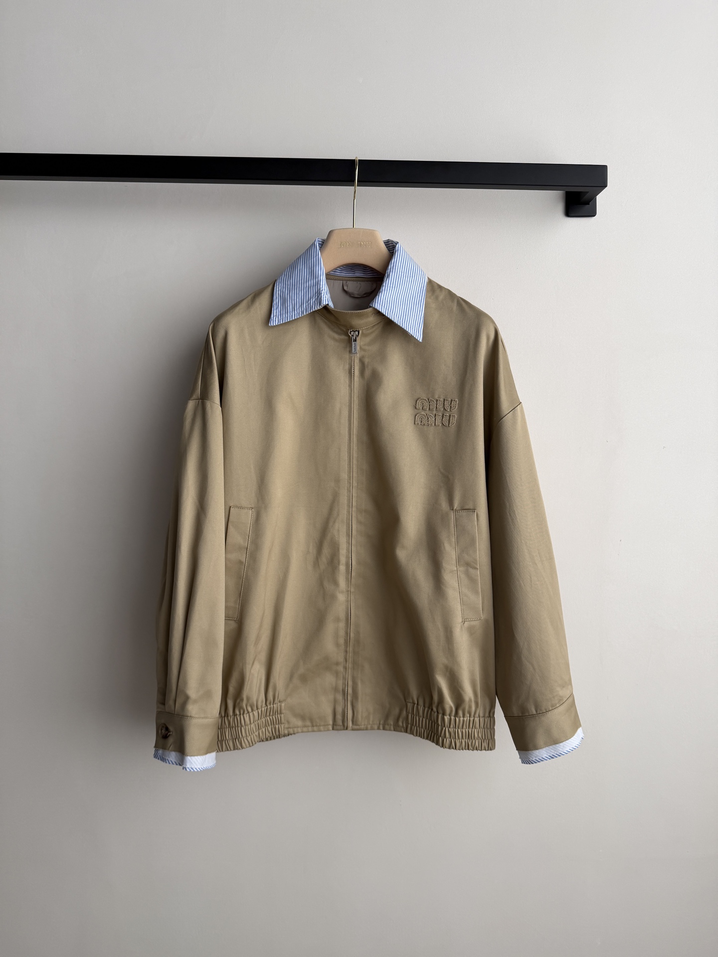 Miumi* 🆕26Ss早春新款 徽标条纹翻领拼接夹克短外套丨⚠独家yb开发！顶级高版出品！标志性徽标刺