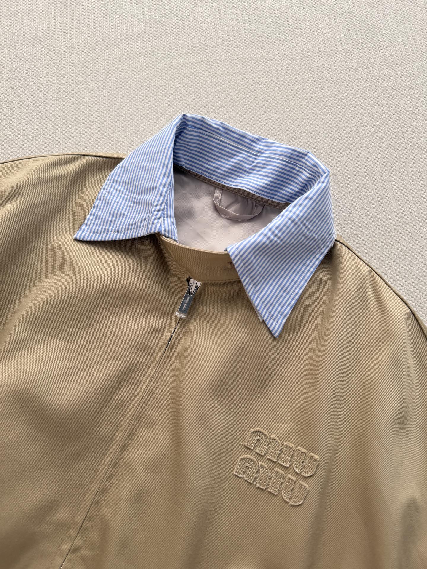 Miumi* 🆕26Ss早春新款 徽标条纹翻领拼接夹克短外套丨⚠独家yb开发！顶级高版出品！标志性徽标刺