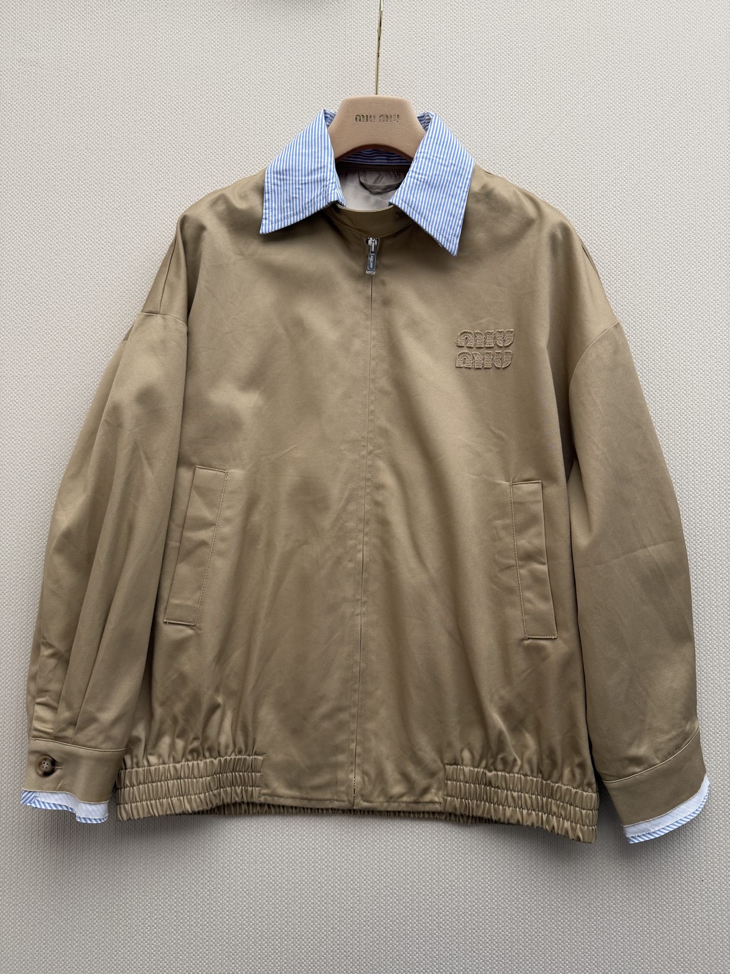 Miumi* 🆕26Ss早春新款 徽标条纹翻领拼接夹克短外套丨⚠独家yb开发！顶级高版出品！标志性徽标刺