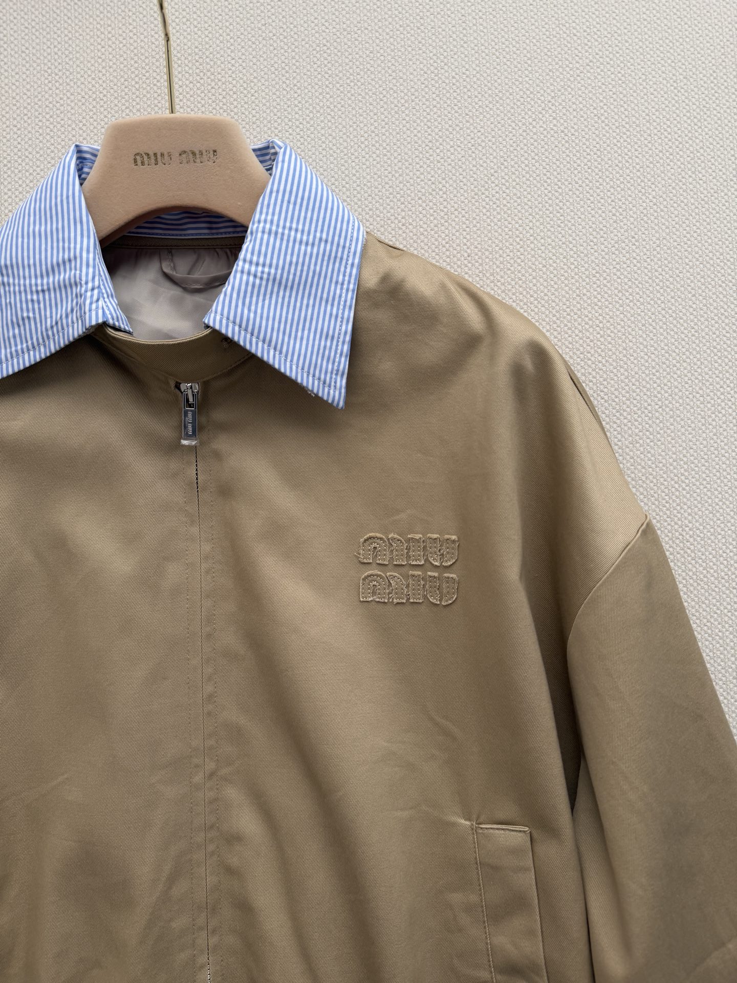 Miumi* 🆕26Ss早春新款 徽标条纹翻领拼接夹克短外套丨⚠独家yb开发！顶级高版出品！标志性徽标刺