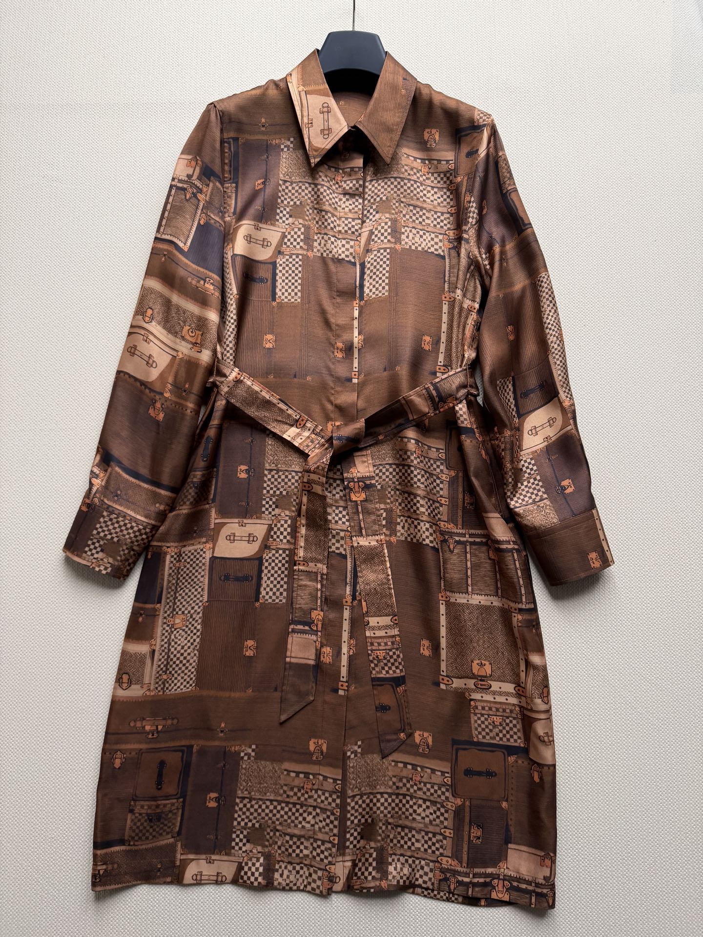 LouisVuitto*🆕真丝连衣裙👗，采用高品质真丝，触感柔滑，透气又舒适。棕色主色调搭配几何和行李箱