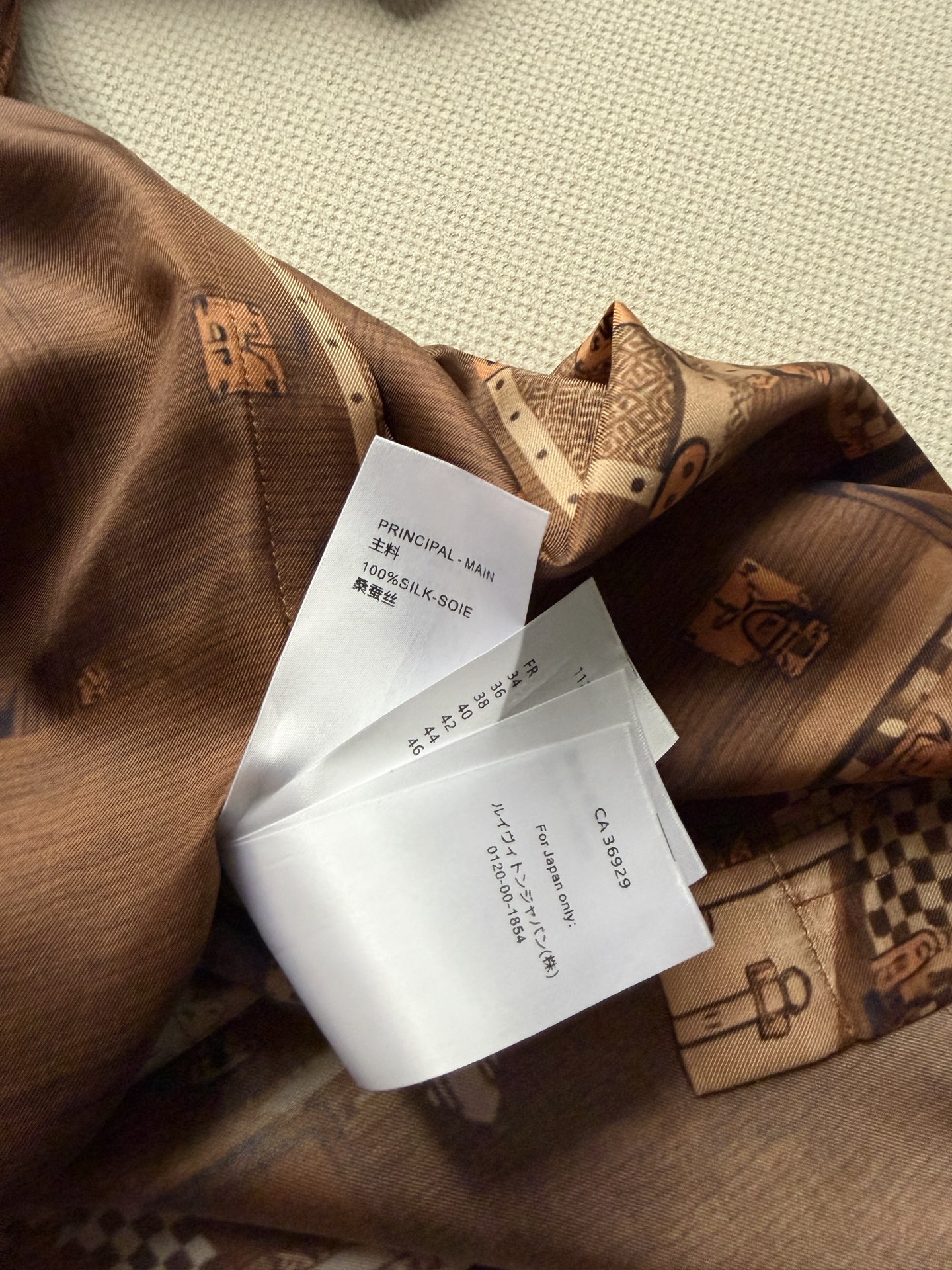 LouisVuitto*🆕真丝连衣裙👗，采用高品质真丝，触感柔滑，透气又舒适。棕色主色调搭配几何和行李箱