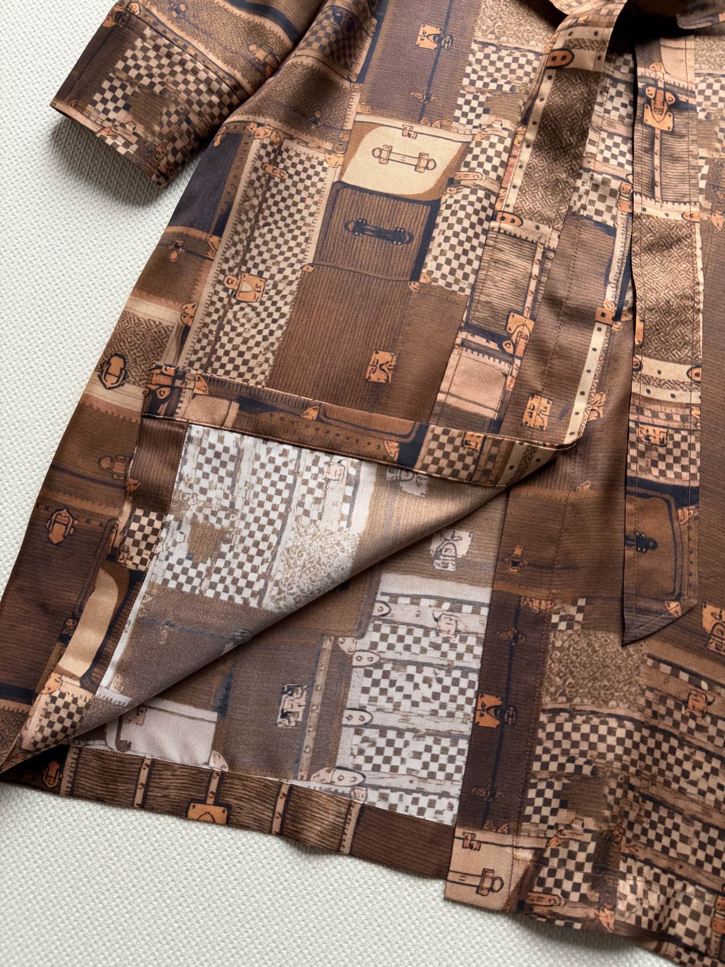 LouisVuitto*🆕真丝连衣裙👗，采用高品质真丝，触感柔滑，透气又舒适。棕色主色调搭配几何和行李箱