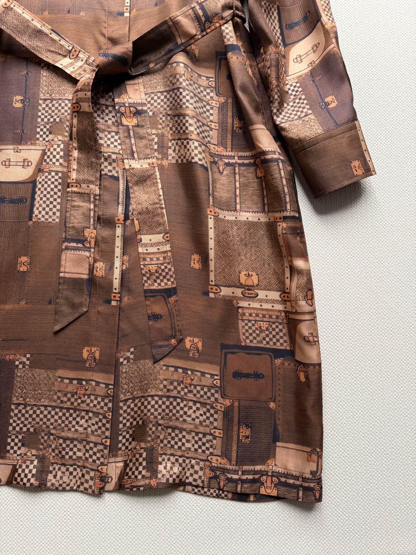 LouisVuitto*🆕真丝连衣裙👗，采用高品质真丝，触感柔滑，透气又舒适。棕色主色调搭配几何和行李箱