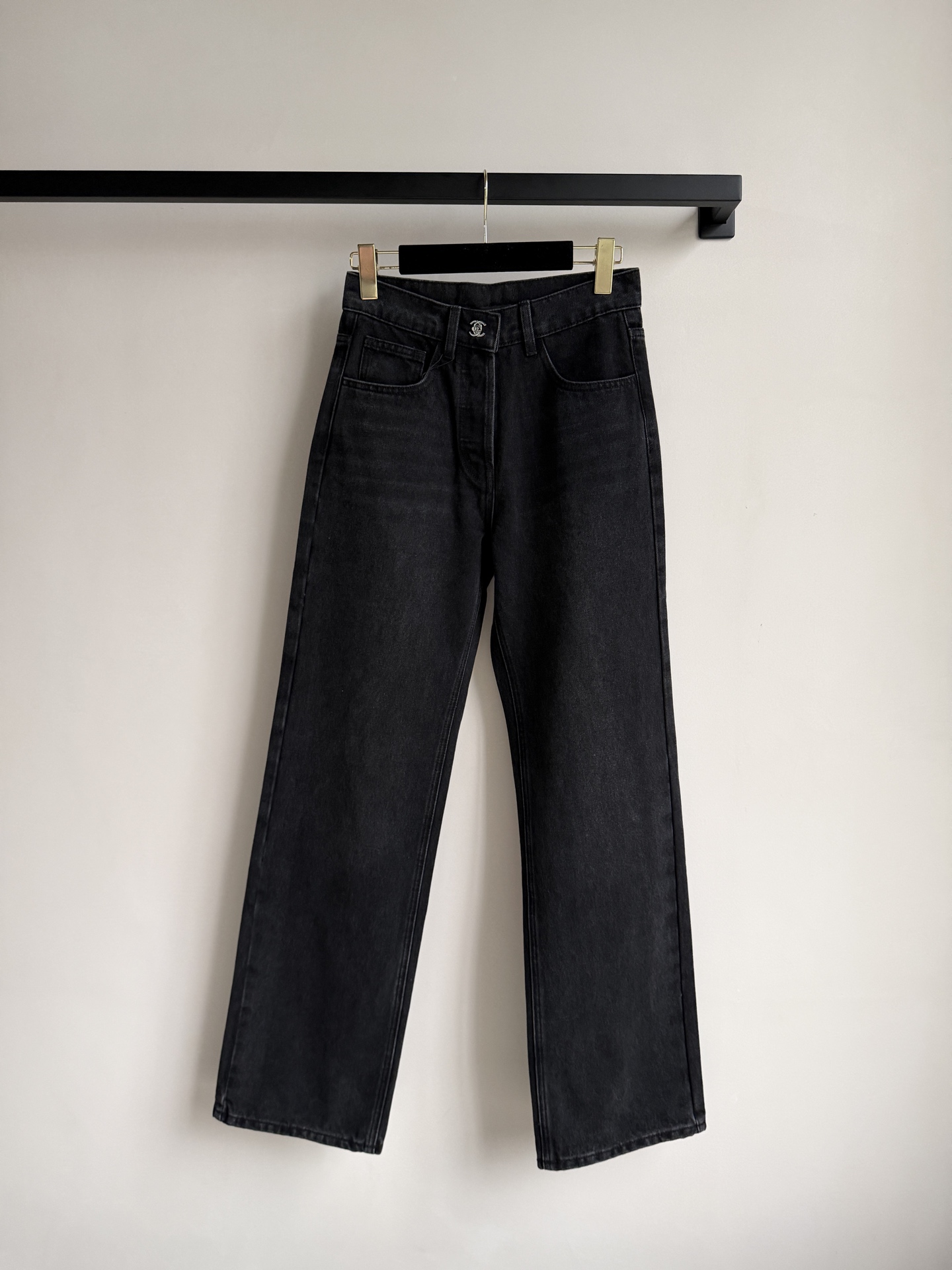 Chane*🆕，直筒牛仔裤👖 低调又有辨识度，无论通勤还是休闲都能轻松搭配ＳＭＬ.