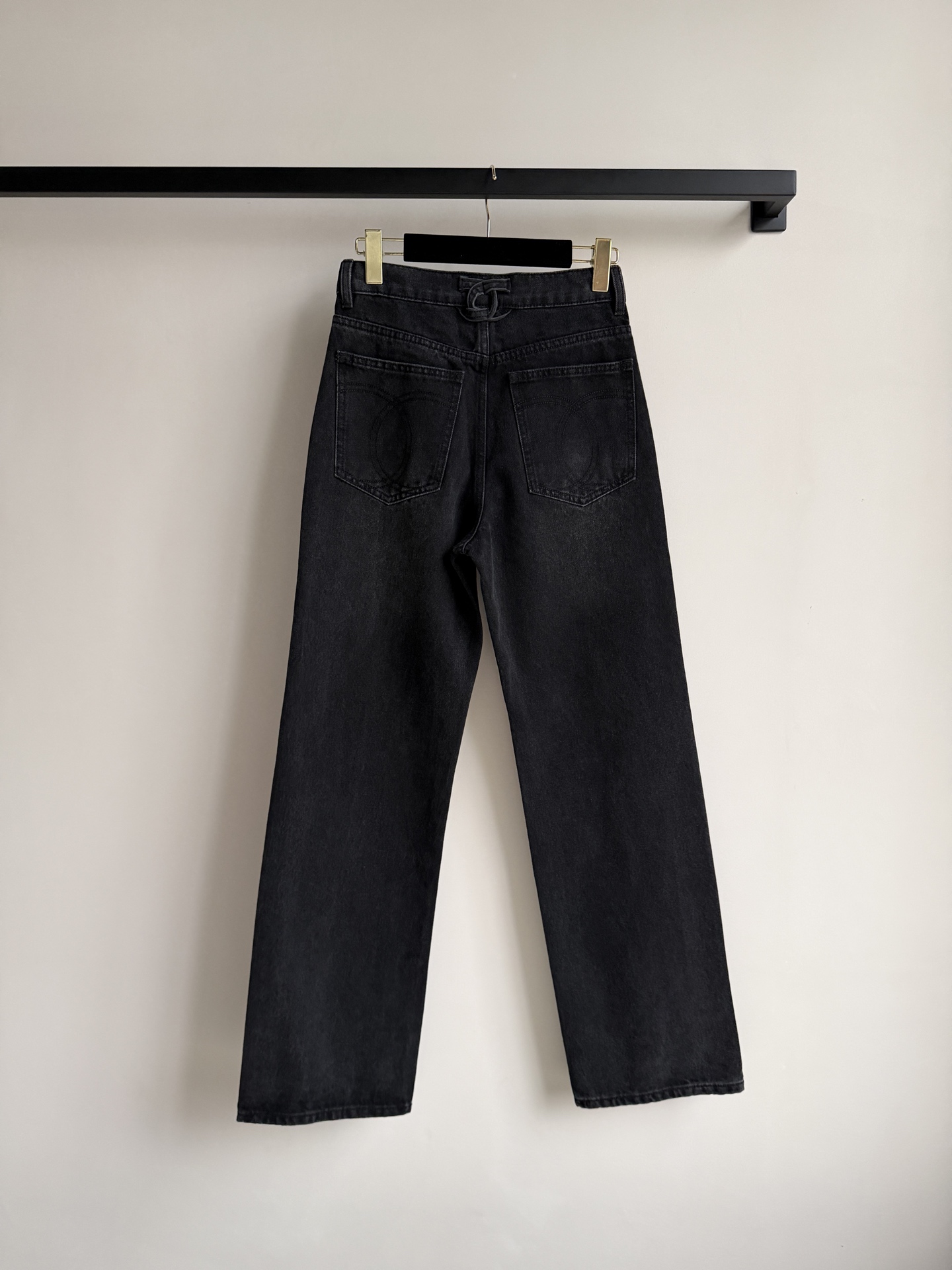 Chane*🆕，直筒牛仔裤👖 低调又有辨识度，无论通勤还是休闲都能轻松搭配ＳＭＬ.
