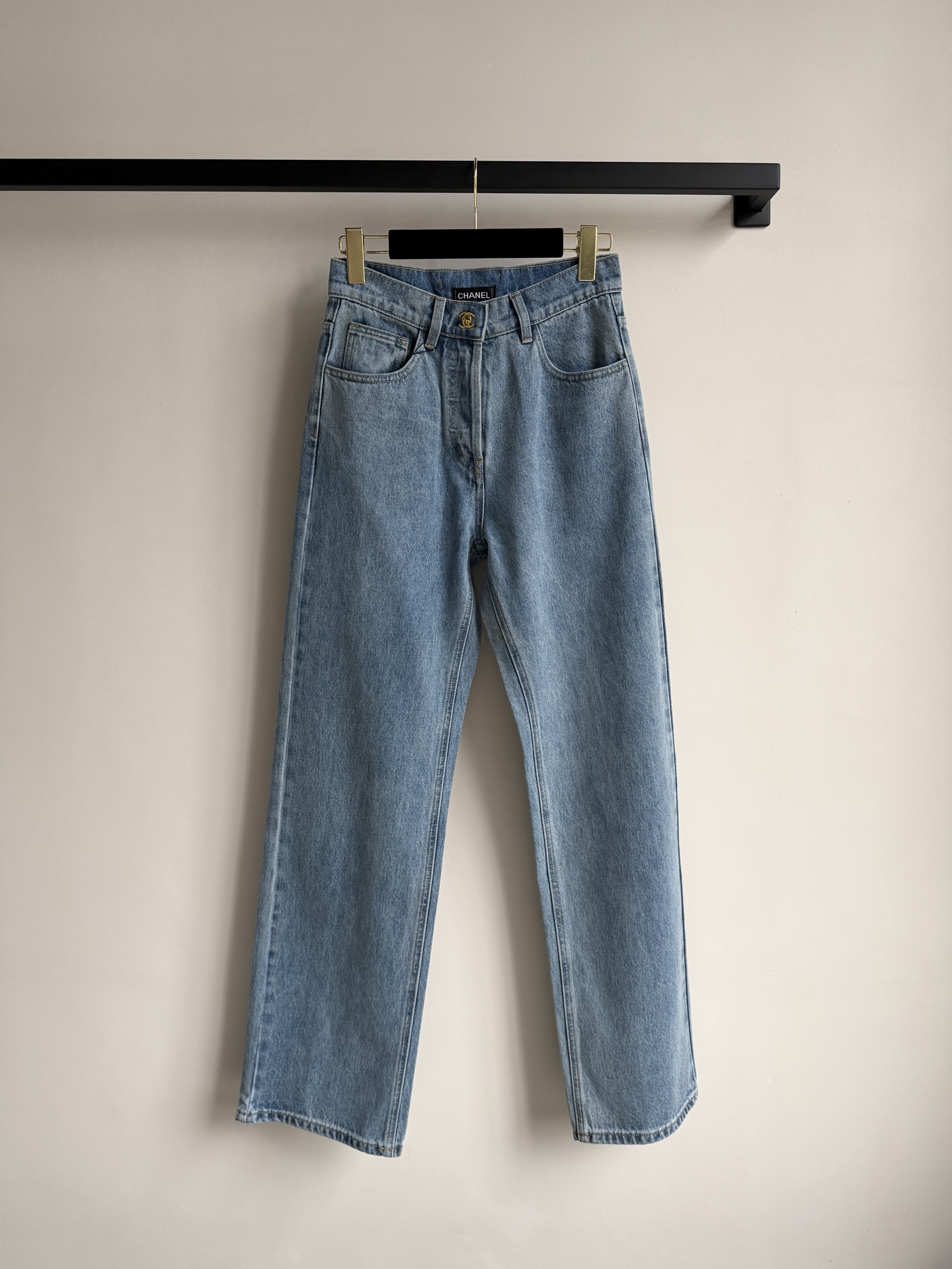 Chane*🆕，直筒牛仔裤👖 低调又有辨识度，无论通勤还是休闲都能轻松搭配ＳＭＬ.