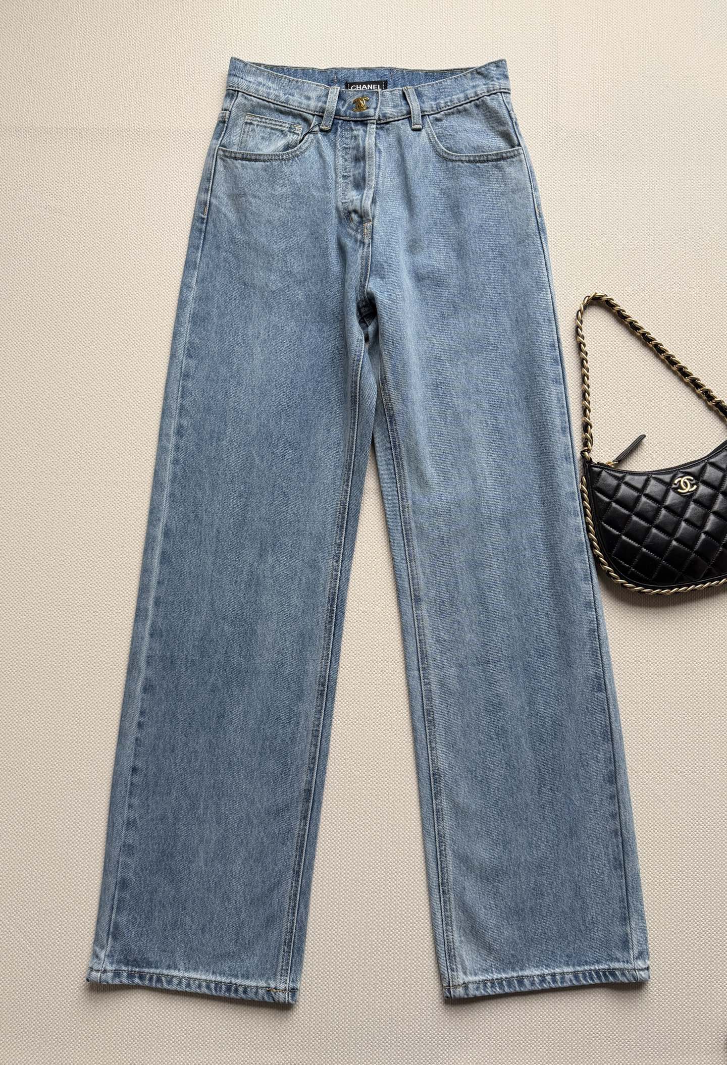 Chane*🆕，直筒牛仔裤👖 低调又有辨识度，无论通勤还是休闲都能轻松搭配ＳＭＬ.