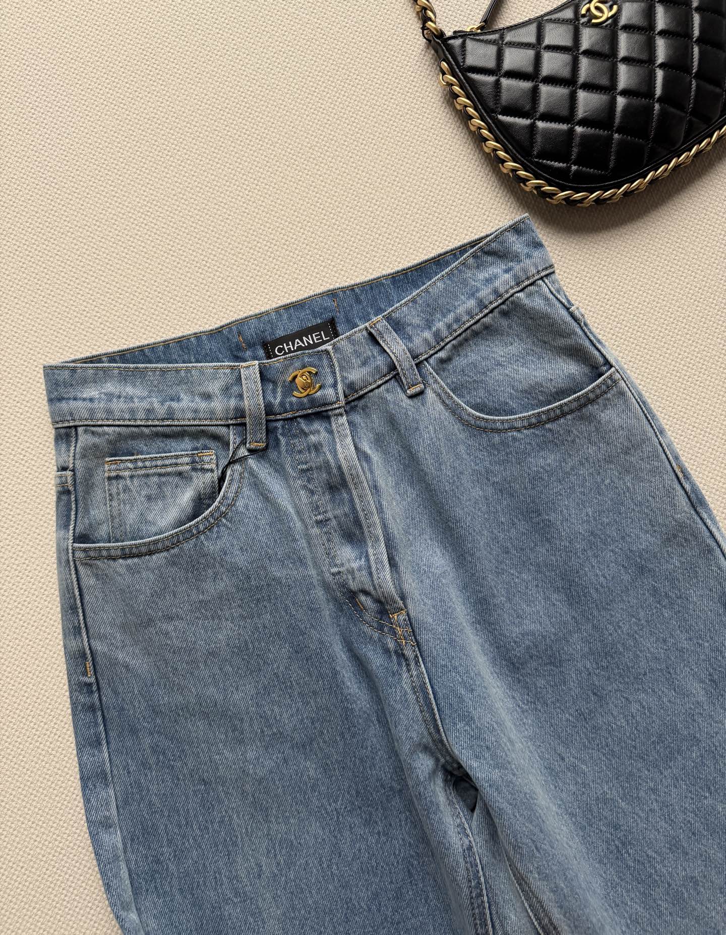 Chane*🆕，直筒牛仔裤👖 低调又有辨识度，无论通勤还是休闲都能轻松搭配ＳＭＬ.