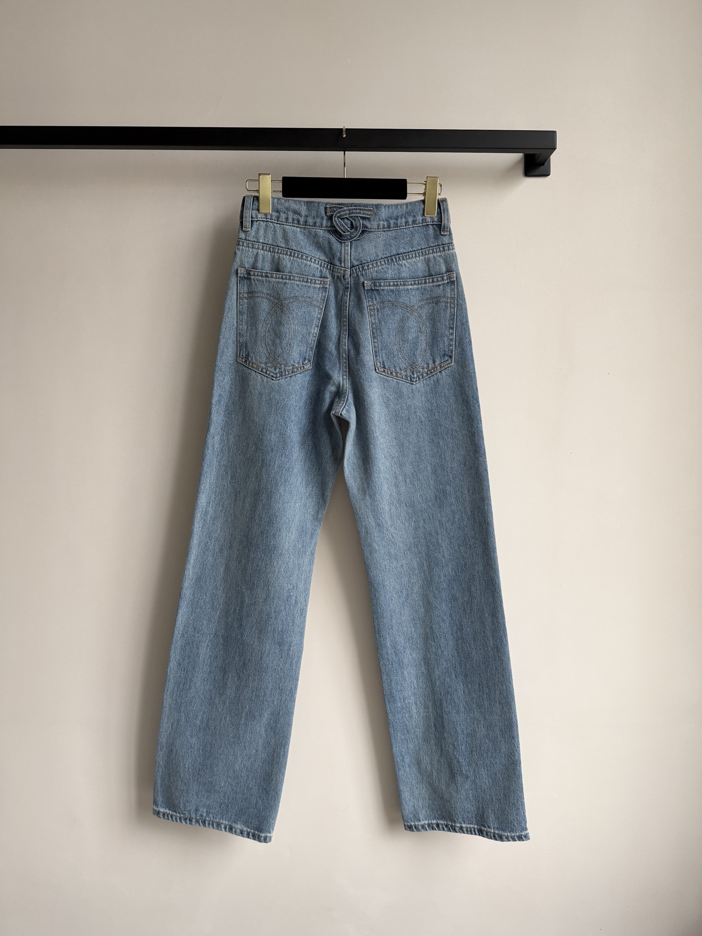Chane*🆕，直筒牛仔裤👖 低调又有辨识度，无论通勤还是休闲都能轻松搭配ＳＭＬ.