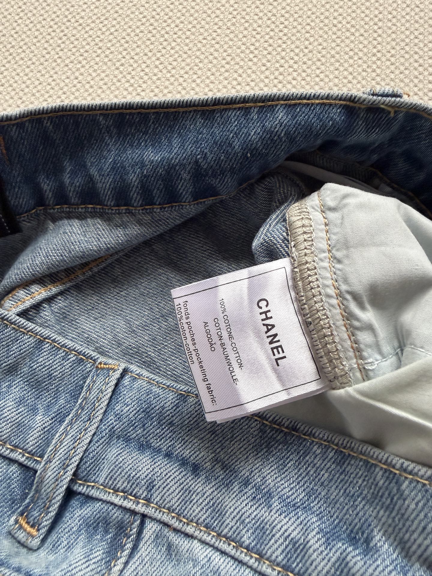 Chane*🆕，直筒牛仔裤👖 低调又有辨识度，无论通勤还是休闲都能轻松搭配ＳＭＬ.