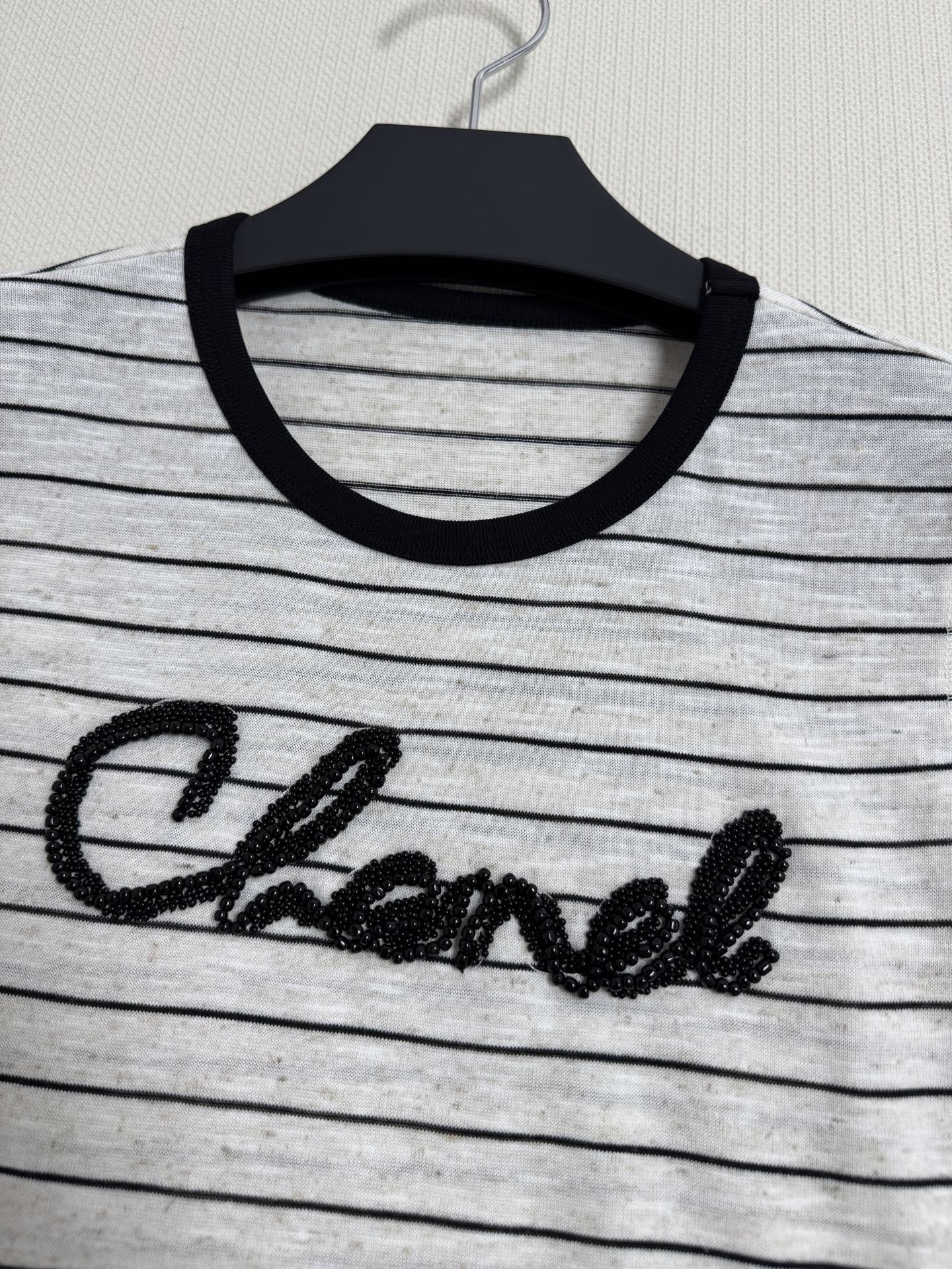 Chane*🆕小香重工亚麻条纹T：高级感拉满的一件单品，撞色圆领勾勒利落线条，全手工钉珠绣小香手写体英文