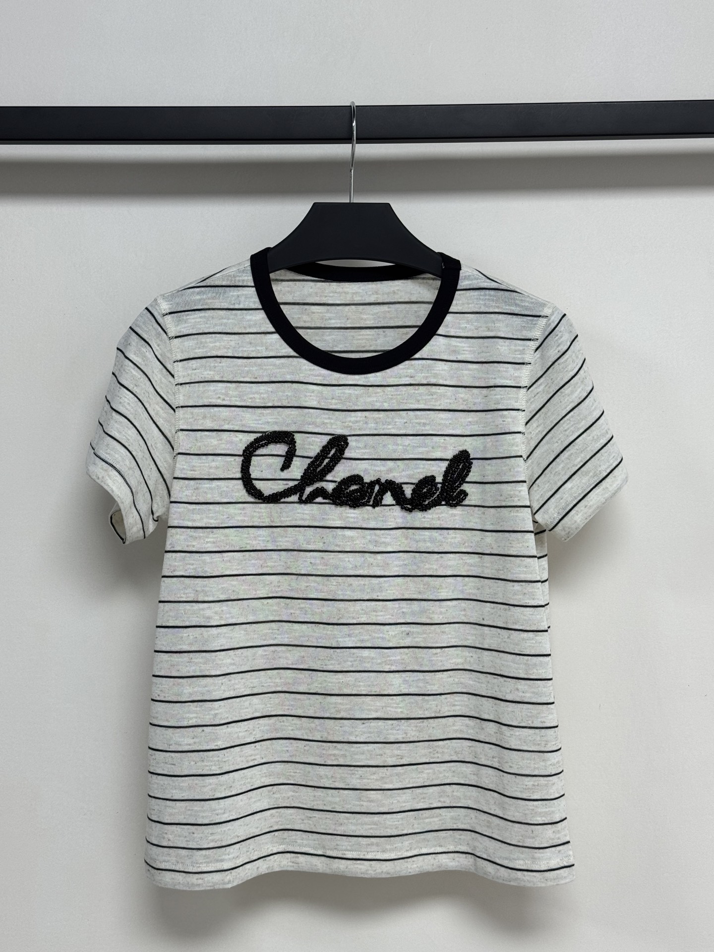 Chane*🆕小香重工亚麻条纹T：高级感拉满的一件单品，撞色圆领勾勒利落线条，全手工钉珠绣小香手写体英文