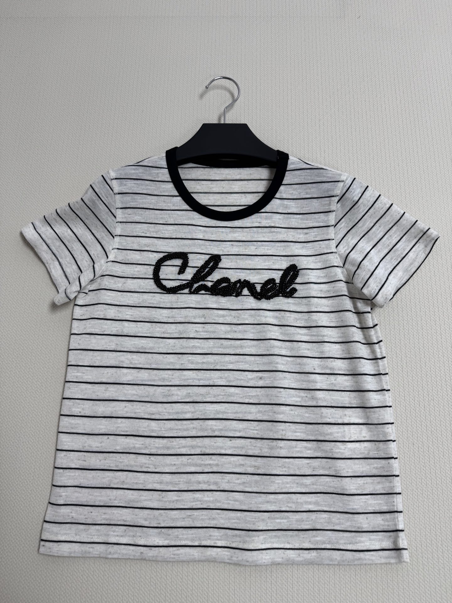 Chane*🆕小香重工亚麻条纹T：高级感拉满的一件单品，撞色圆领勾勒利落线条，全手工钉珠绣小香手写体英文