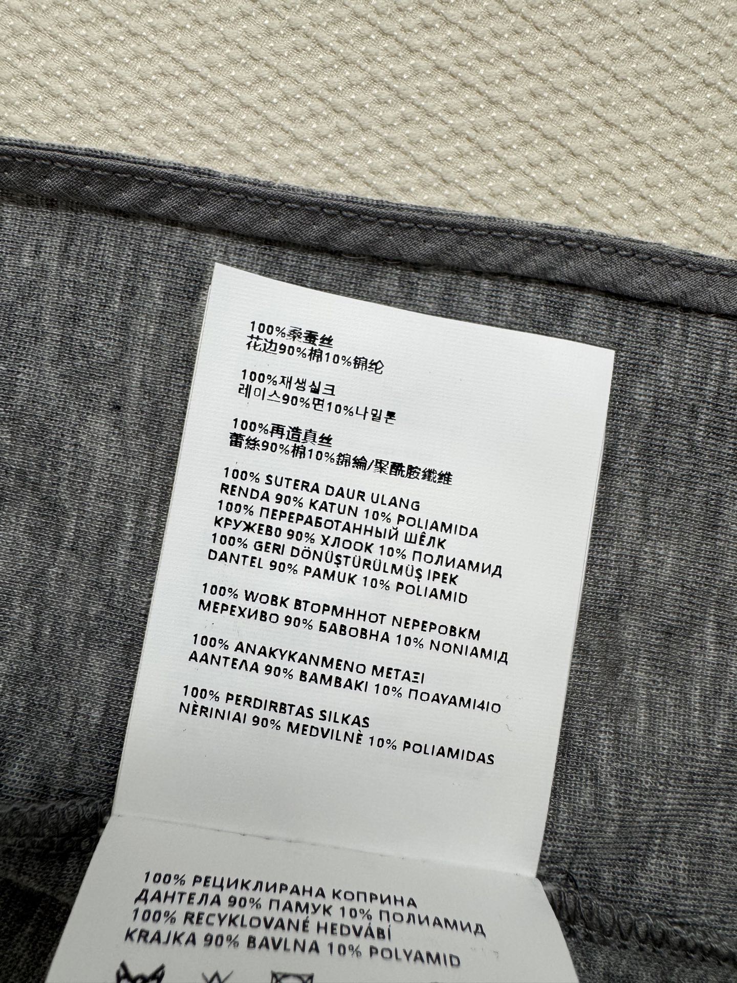 miumi*🆕灰色针织吊带连衣裙，修身剪裁，简约优雅，针织面料弹性好，贴合身形，展现曲线美✨。吊带设计凸